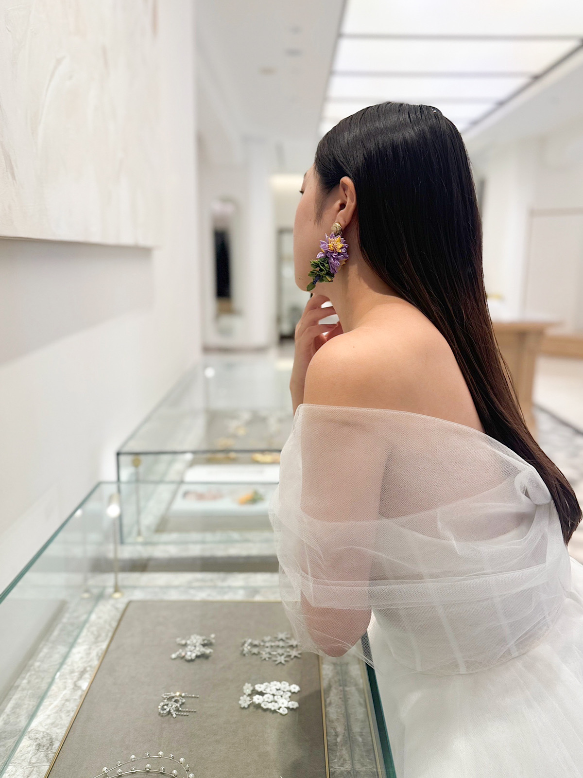 トリートドレッシングがおすすめするインポートドレスはオフショルダーがおしゃれなオスカーデラレンタのプリンセスラインのウェディングドレス