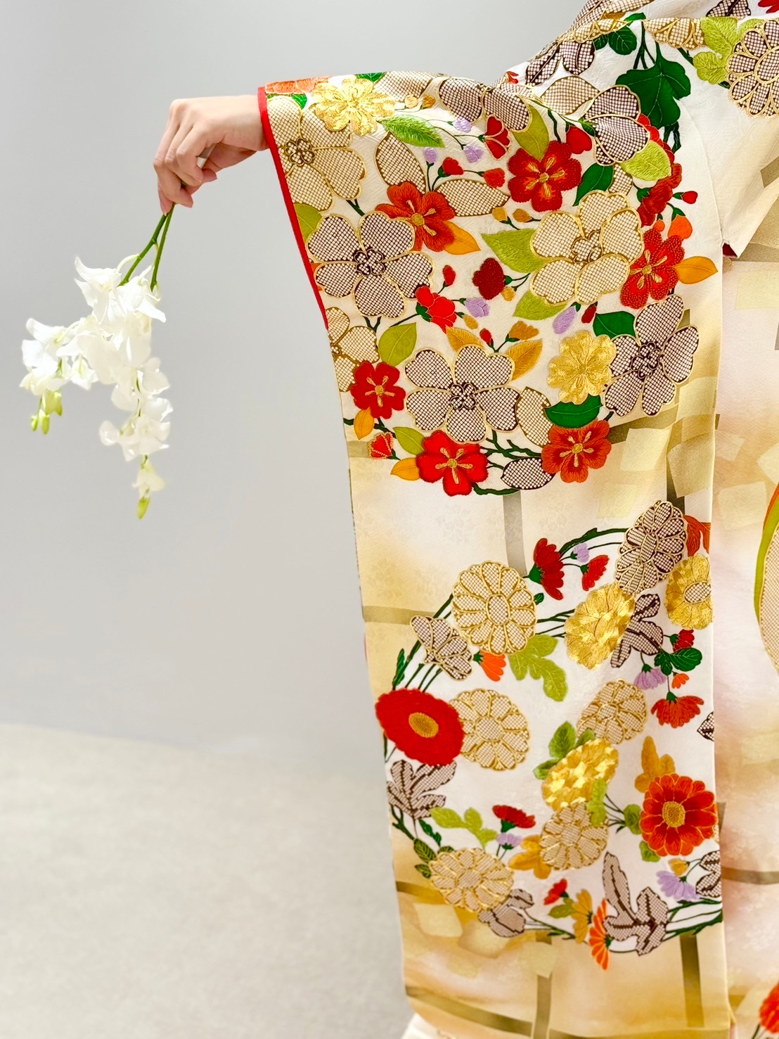 秋の結婚式におすすめの草花が咲き誇る暖色系の色打掛とお持ちになるお花にまでこだわるコーディネート