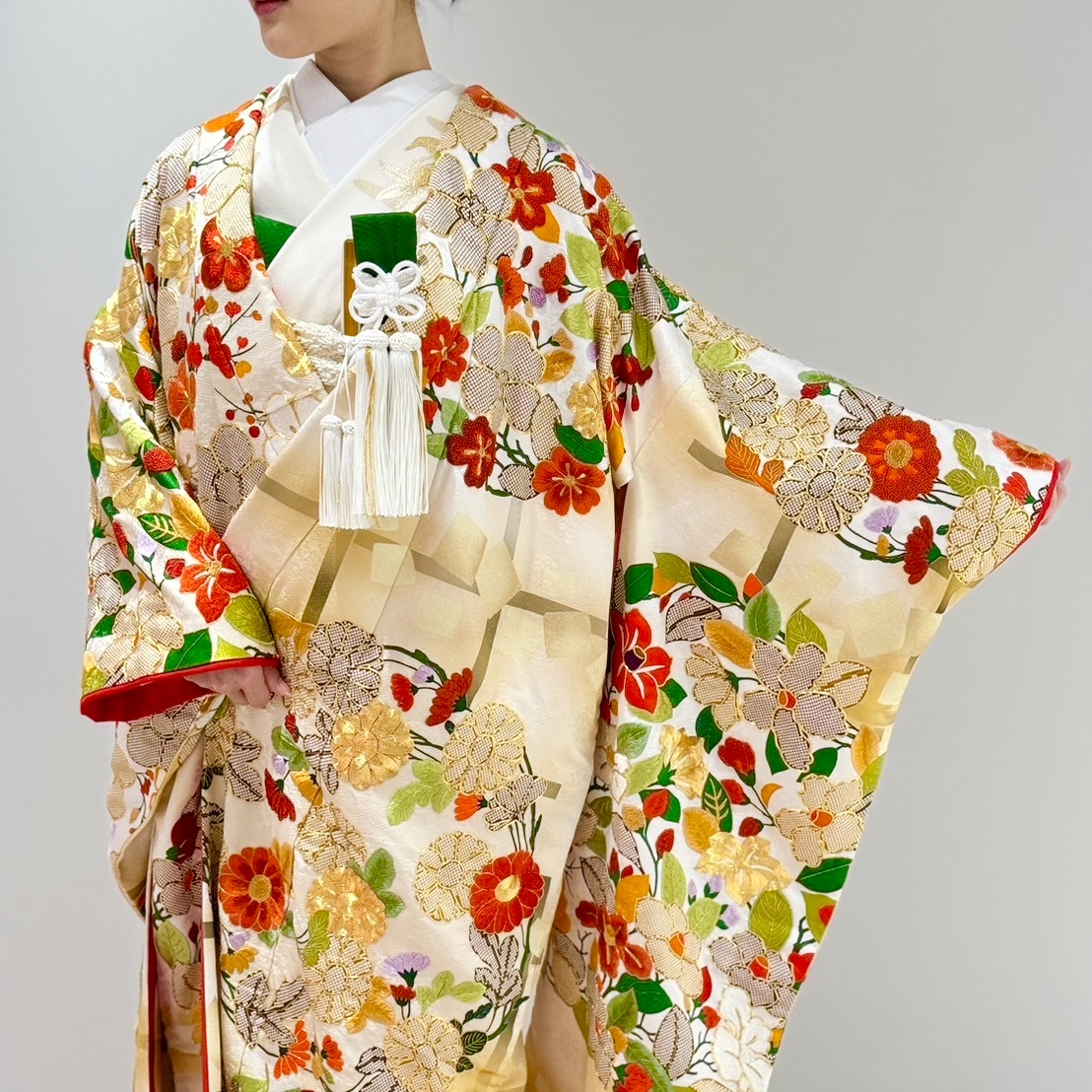 ザガーデンオリエンタル大阪での秋の結婚式におすすめの暖色系の地に草花が立体的に施された上品で華やかな色打掛