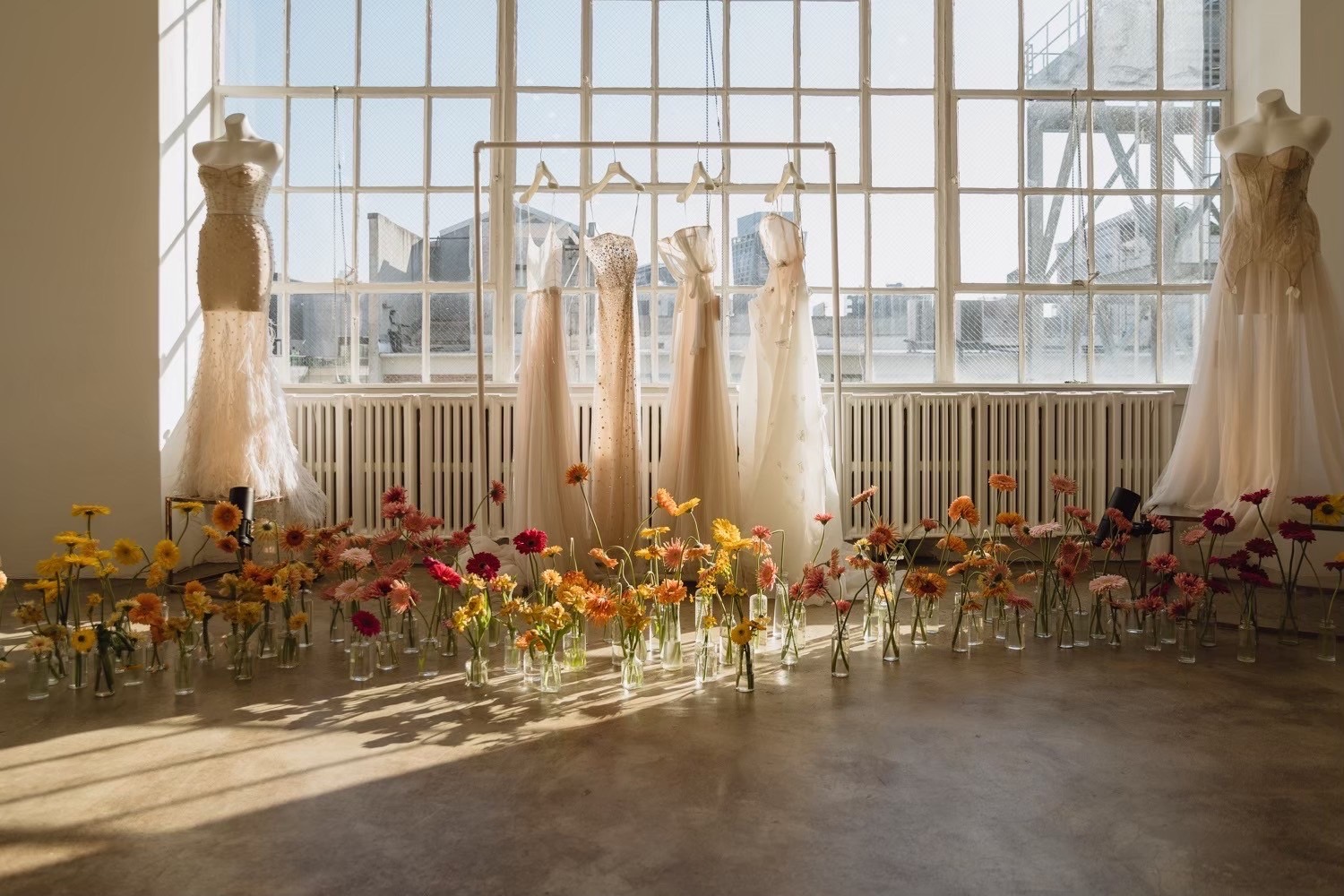 ザ トリート ドレッシング大阪店よりご紹介するエレガントとモダンさを融合した絶妙なバランスを兼ね備えたリズ マルチネスのウエディングドレス