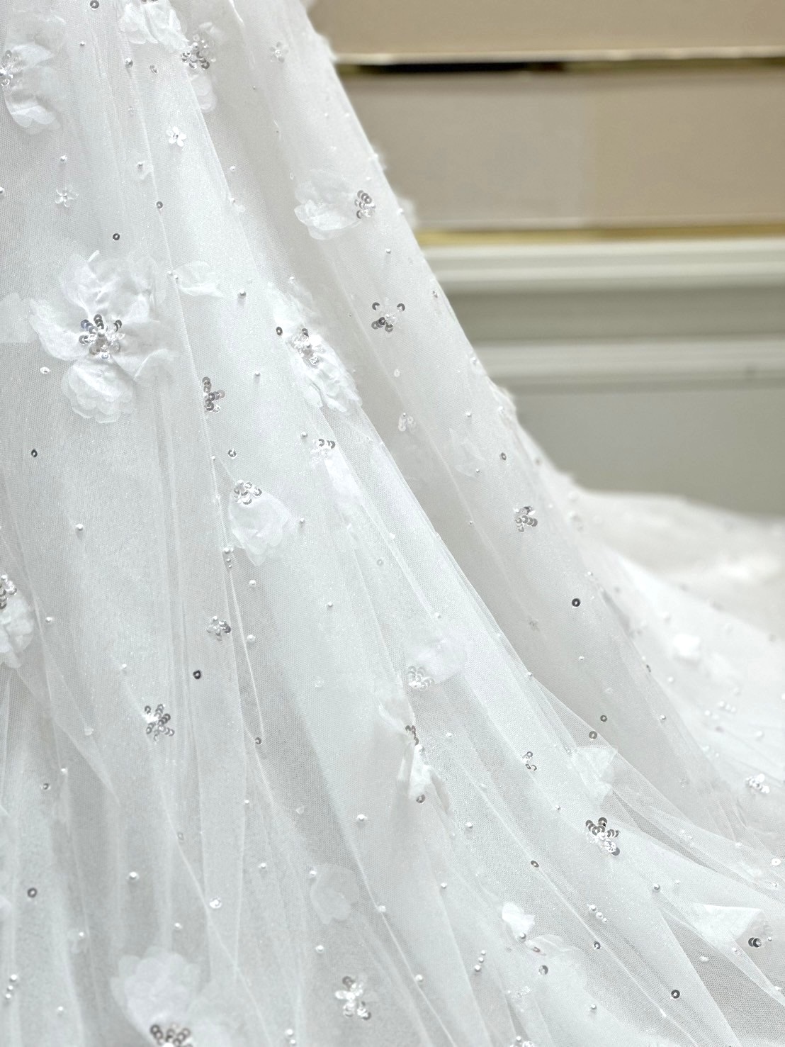 中東ブランドらしい華やかで繊細なビーディングとフラワーモチーフが贅沢にあしらわれることで上品な輝きを放つ、リズ マルチネスの新作ウェディングドレス