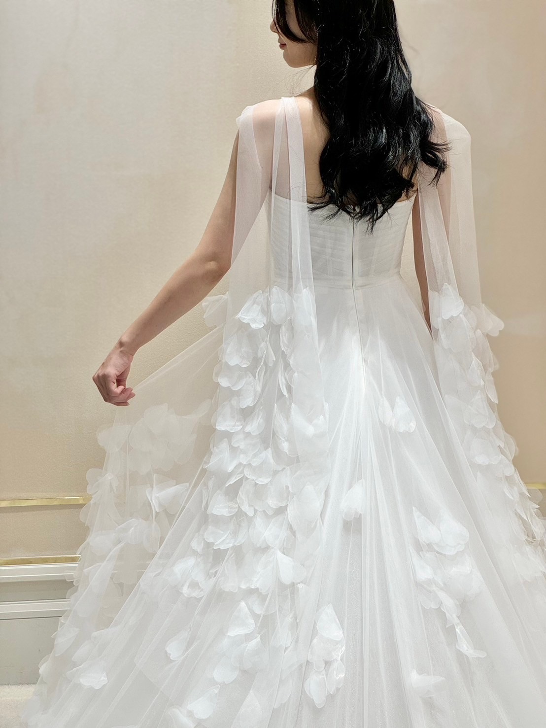 ザ トリート ドレッシング 大阪店よりご紹介するたっぷりと長さのあるトレーンの何層にも重なるソフトチュールに、溢れる透明感が幻想的で洗練された印象を与えてくれる新作ウェディングドレス