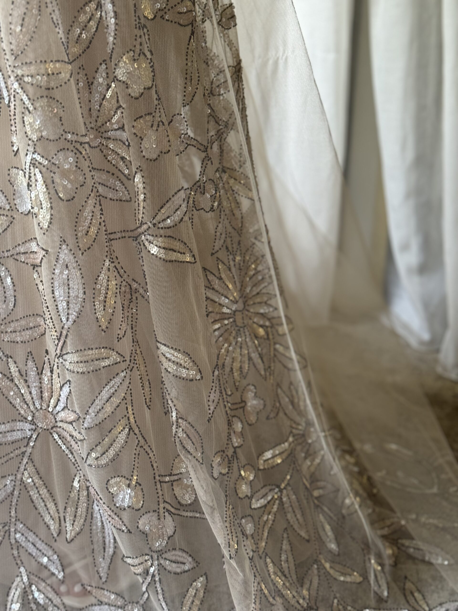 大阪のナチュラルな会場におすすめのベージュブラウンのニュアンスカラーにフラワービーディングが彩るカラードレス