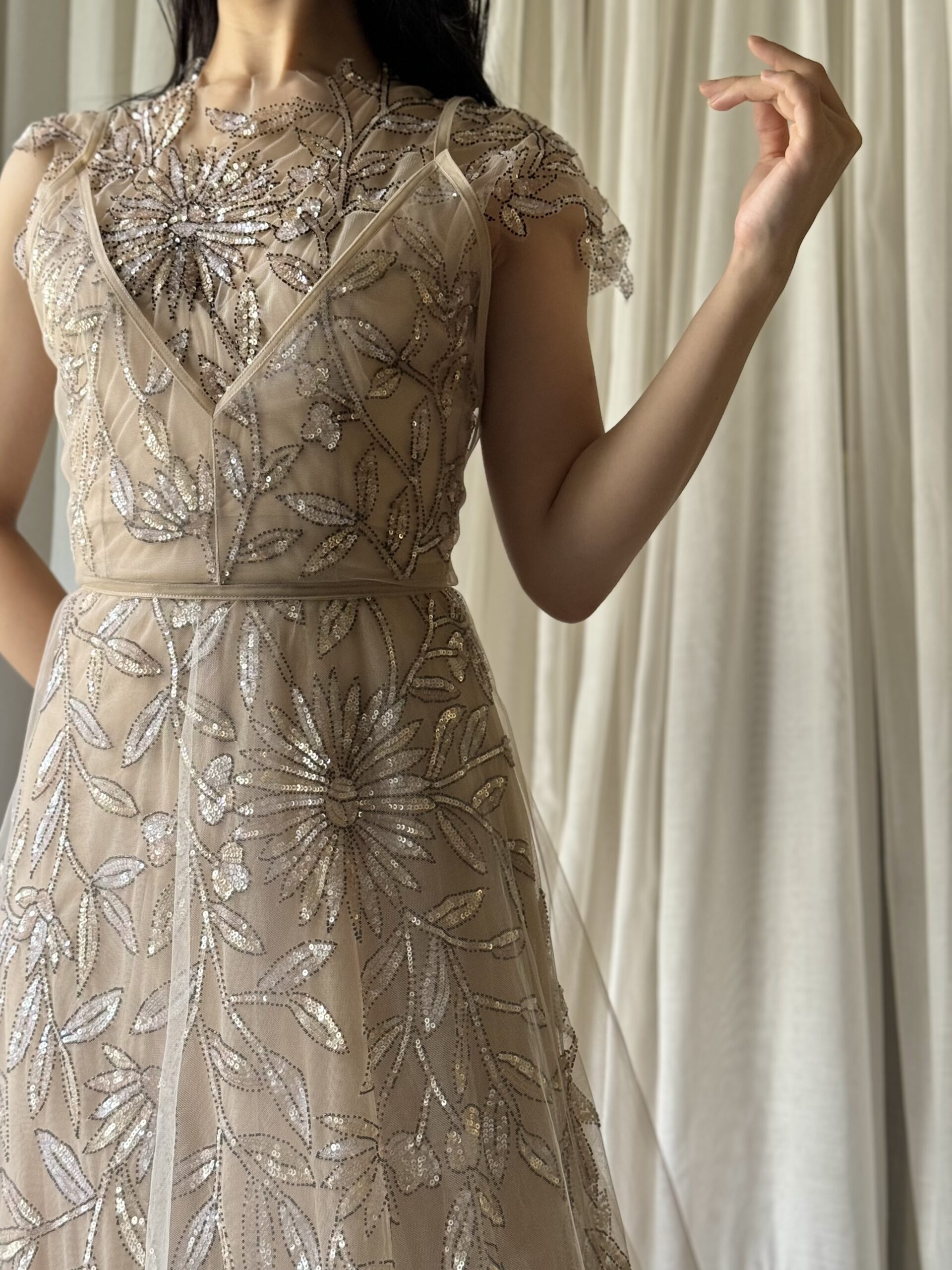 淡いニュアンスカラーのベージュが美しいチュールをレイヤードしたモダンなインポートカラードレス