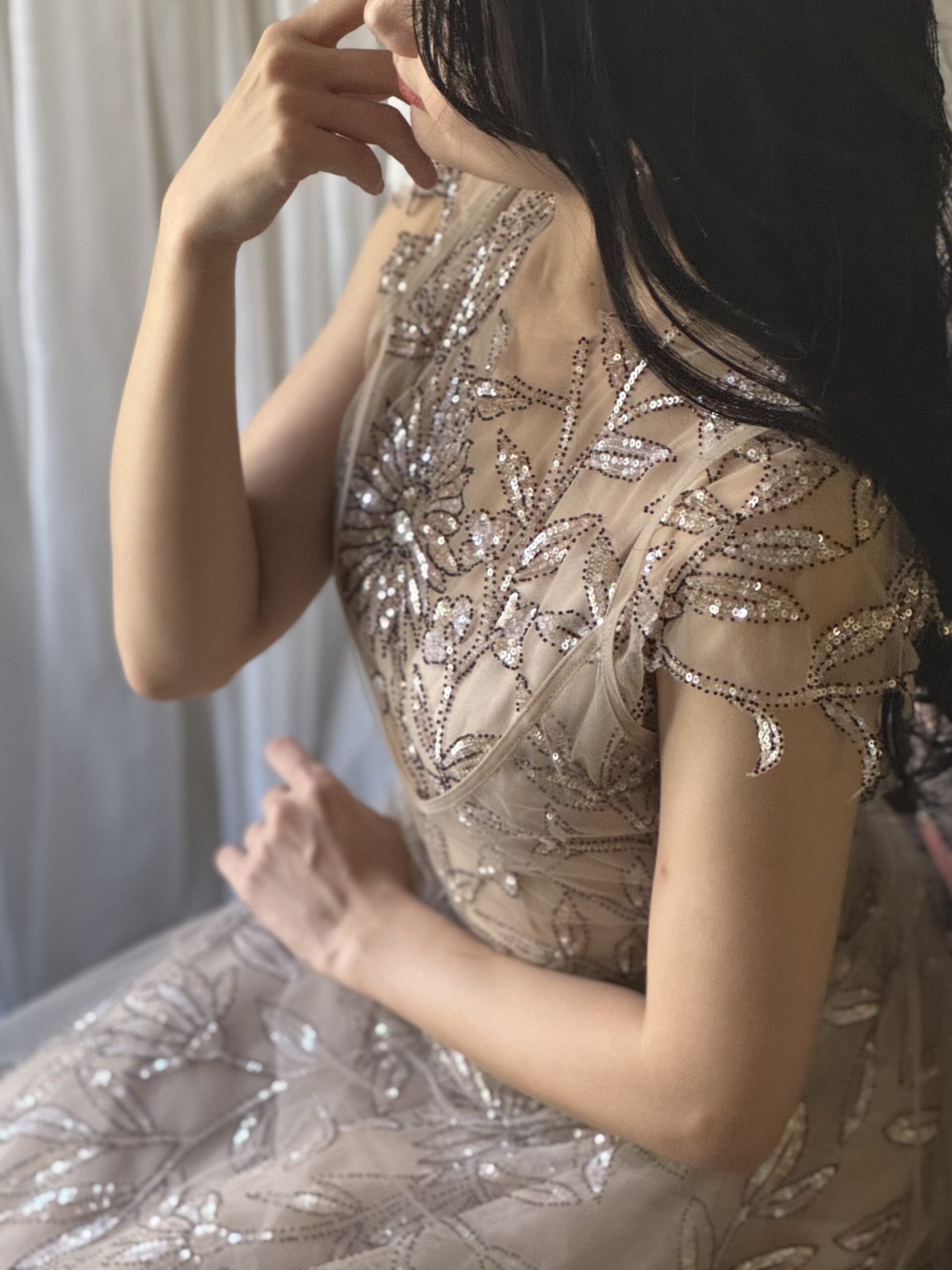 ザトリートドレッシング大阪店よりご紹介するベージュのニュアンスカラーがモダンでお洒落なヴィンテージライクのインポートカラードレス