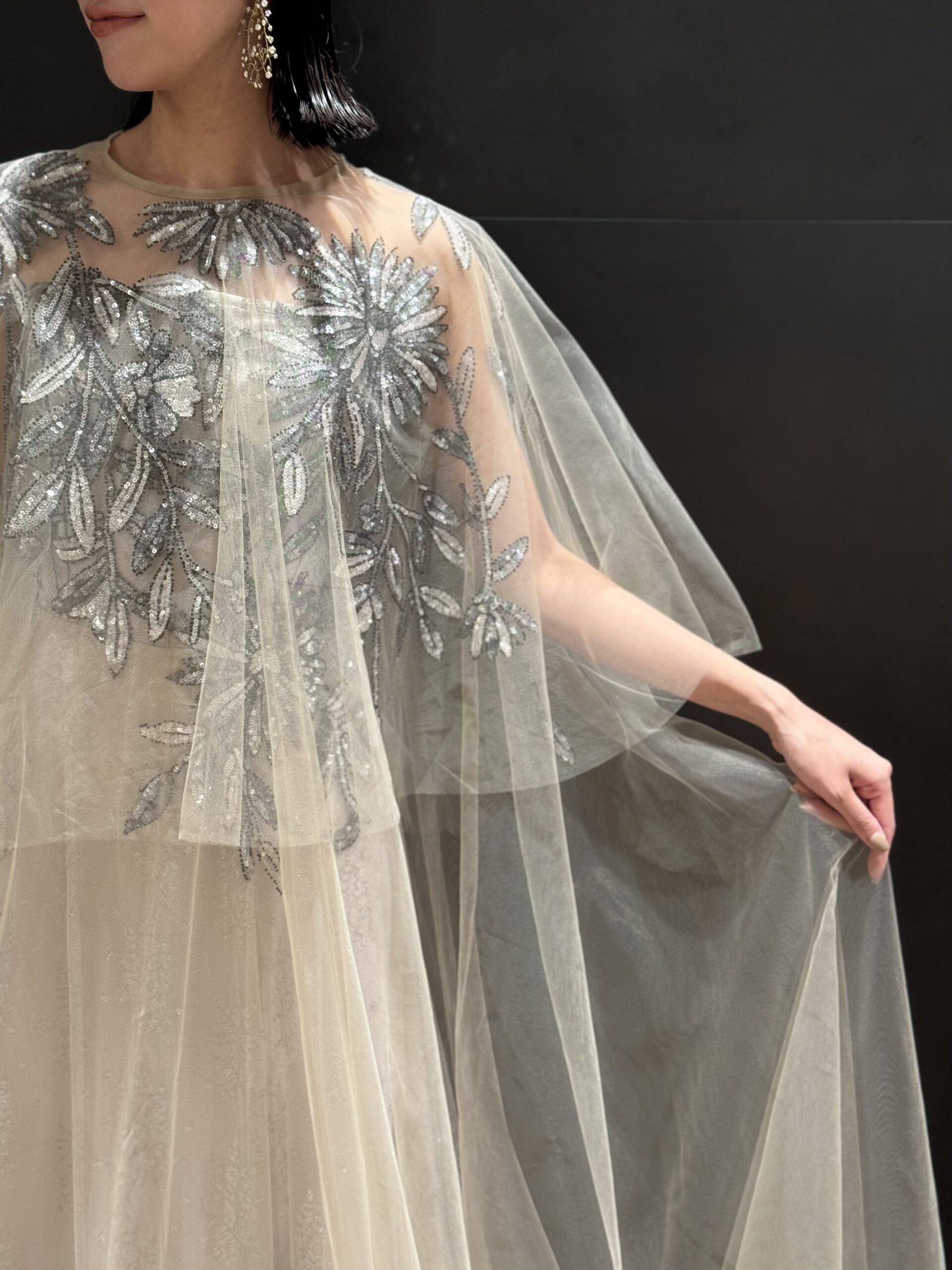 大阪のナチュラルな会場でアットホームなパーティーのお色直しにおすすめしたいモダンで上品なスレンダーラインのカラードレス