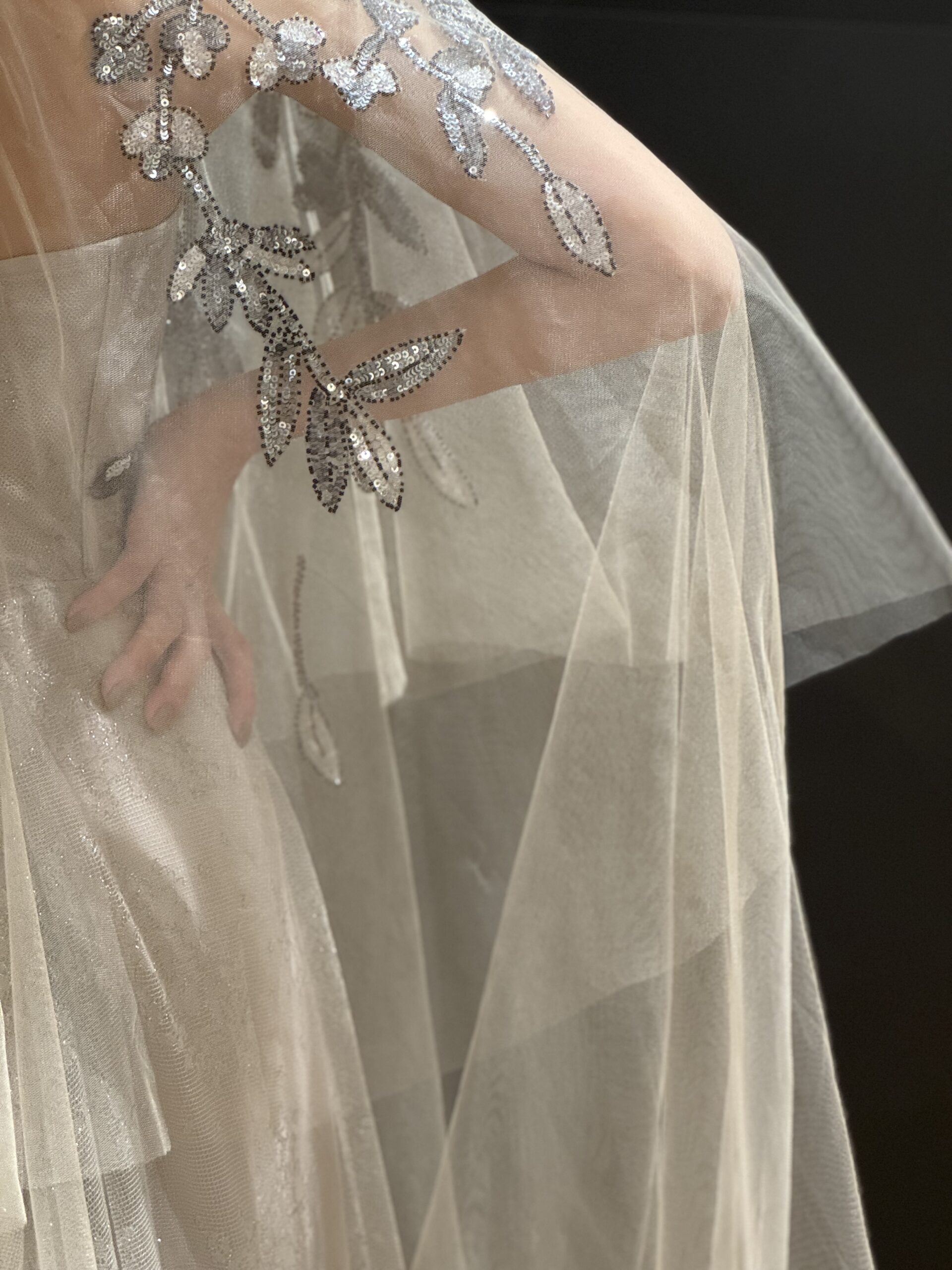 柔らかいチュールのケープを纏ったマルコアンドマリアのカラードレスは大阪のナチュラルな会場にもおすすめです