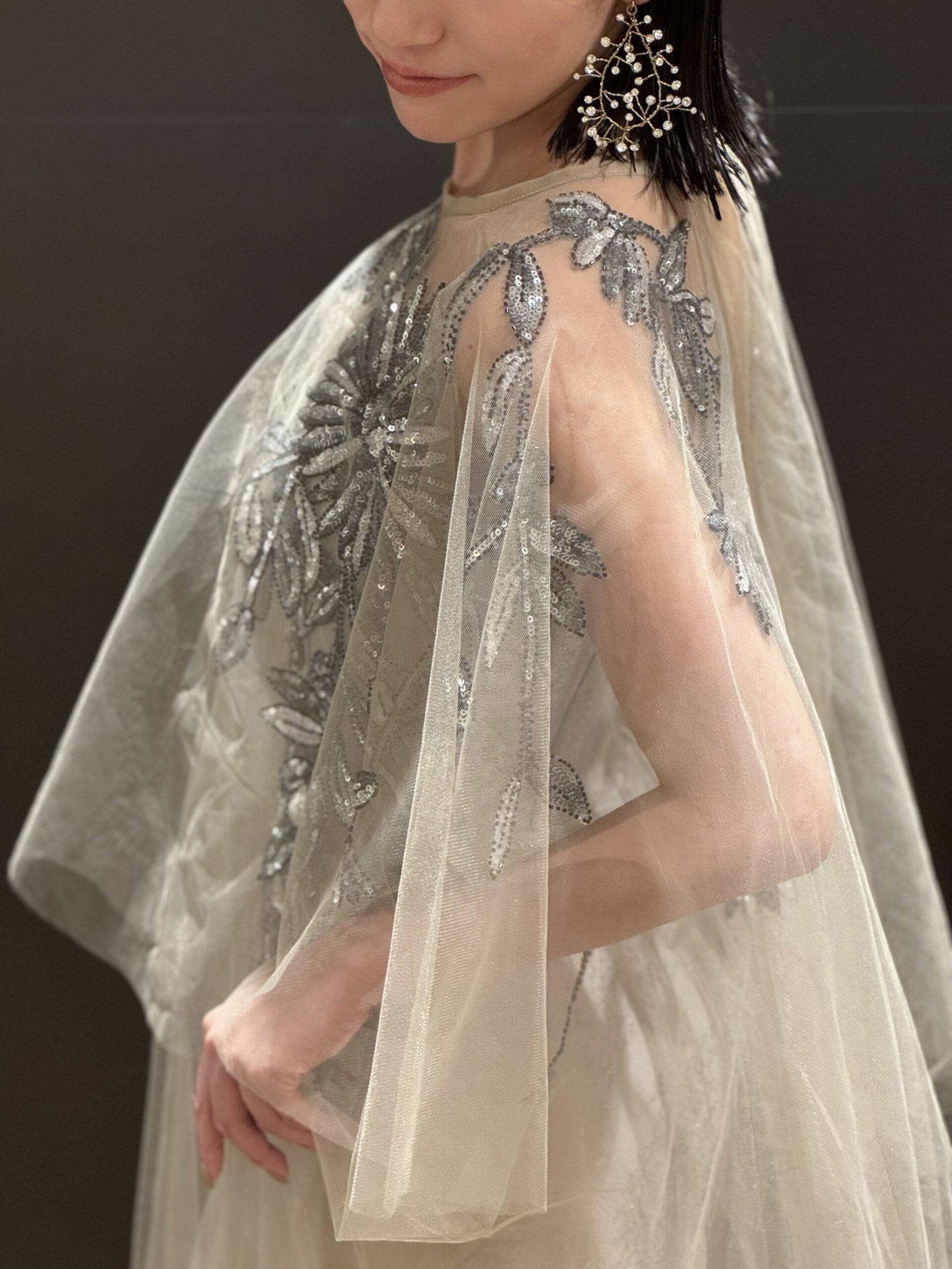 ザトリートドレッシング大阪店よりおすすめのリーフやフラワーの刺繍ビーディングが美しいニュアンスカラーのカラードレス