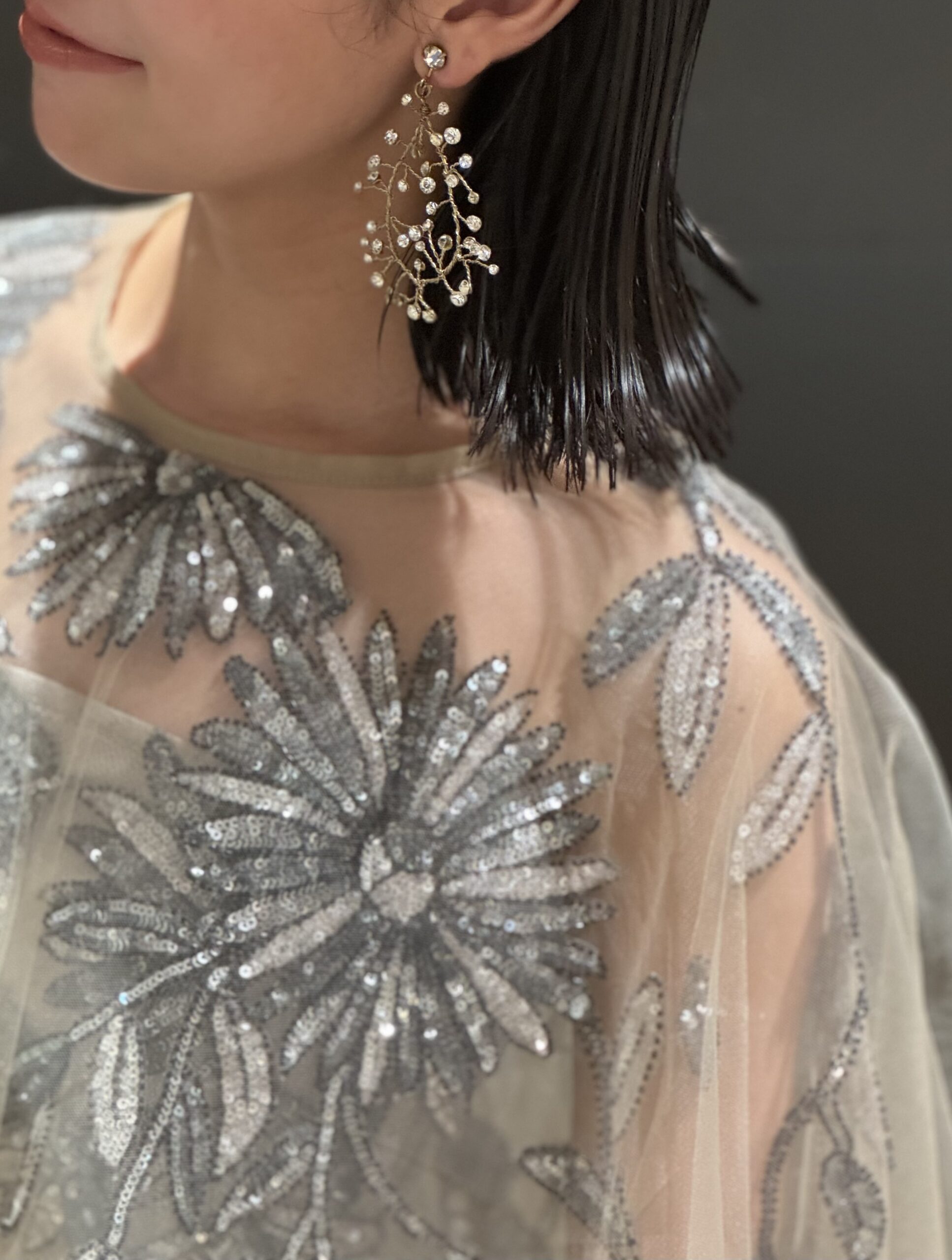 トリートドレッシングが取り扱っているマルコアンドマリアのカラードレスはニュアンスカラーでシルバーのフラワー刺繍ビーディングが目を惹く一着です