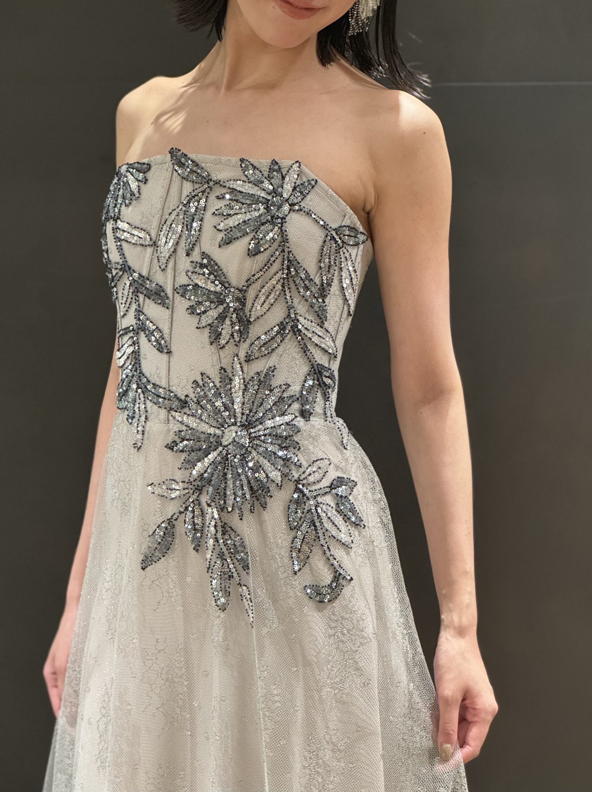 シルバービーディングが華やぐシルエットが美しいスレンダーラインのカラードレス