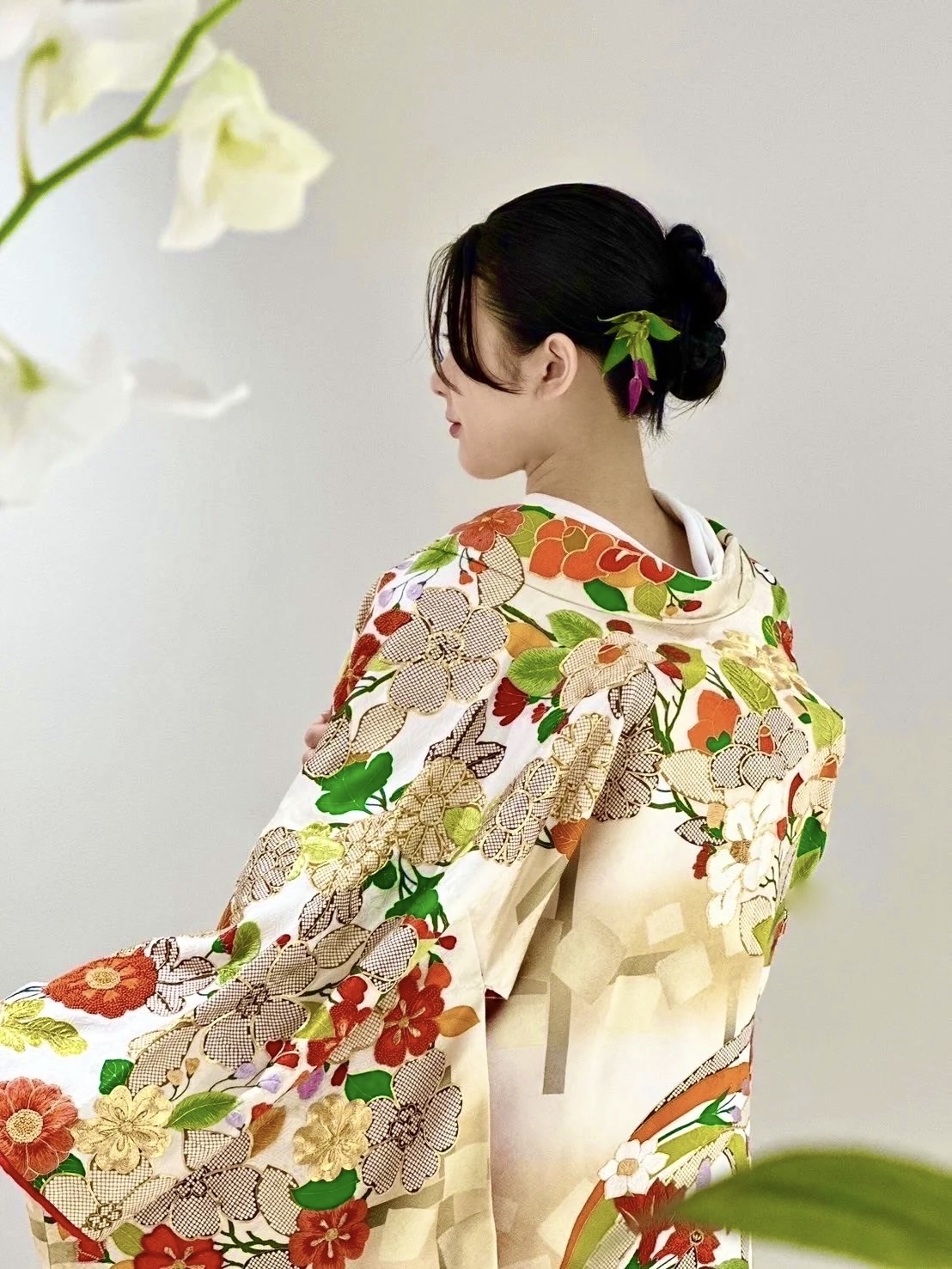 ザトリートドレッシング大阪店の提携会場、ザガーデンオリエンタル大阪におすすめする柔らかい色味の色打掛に鮮やかなお花の刺繍が施された色打掛