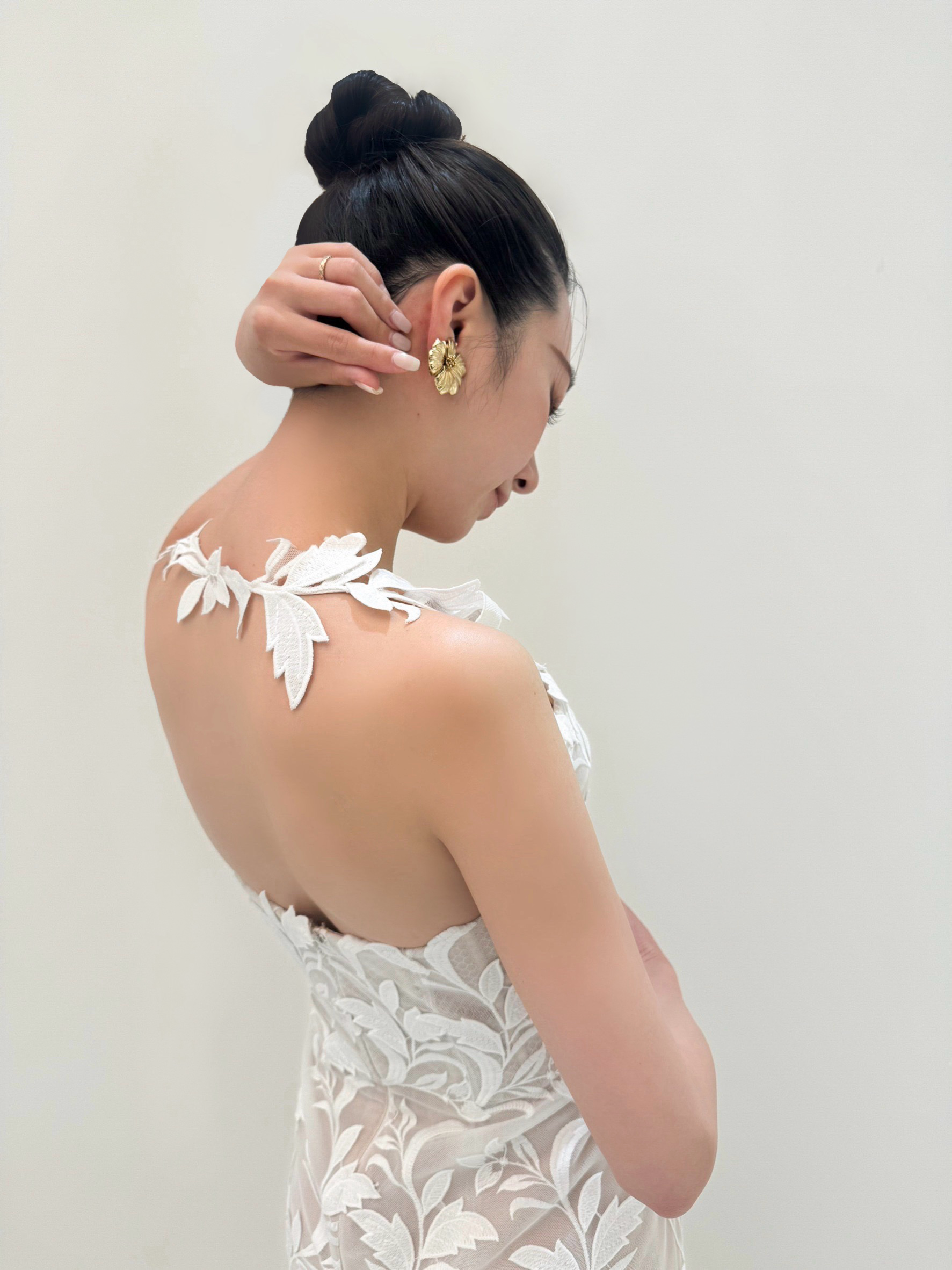 THE TREAT DRESSING 神戸店より神戸エリアの花嫁におすすめする新作オスカー デ ラ レンタのマーメイドラインの総レースのウェディングドレス