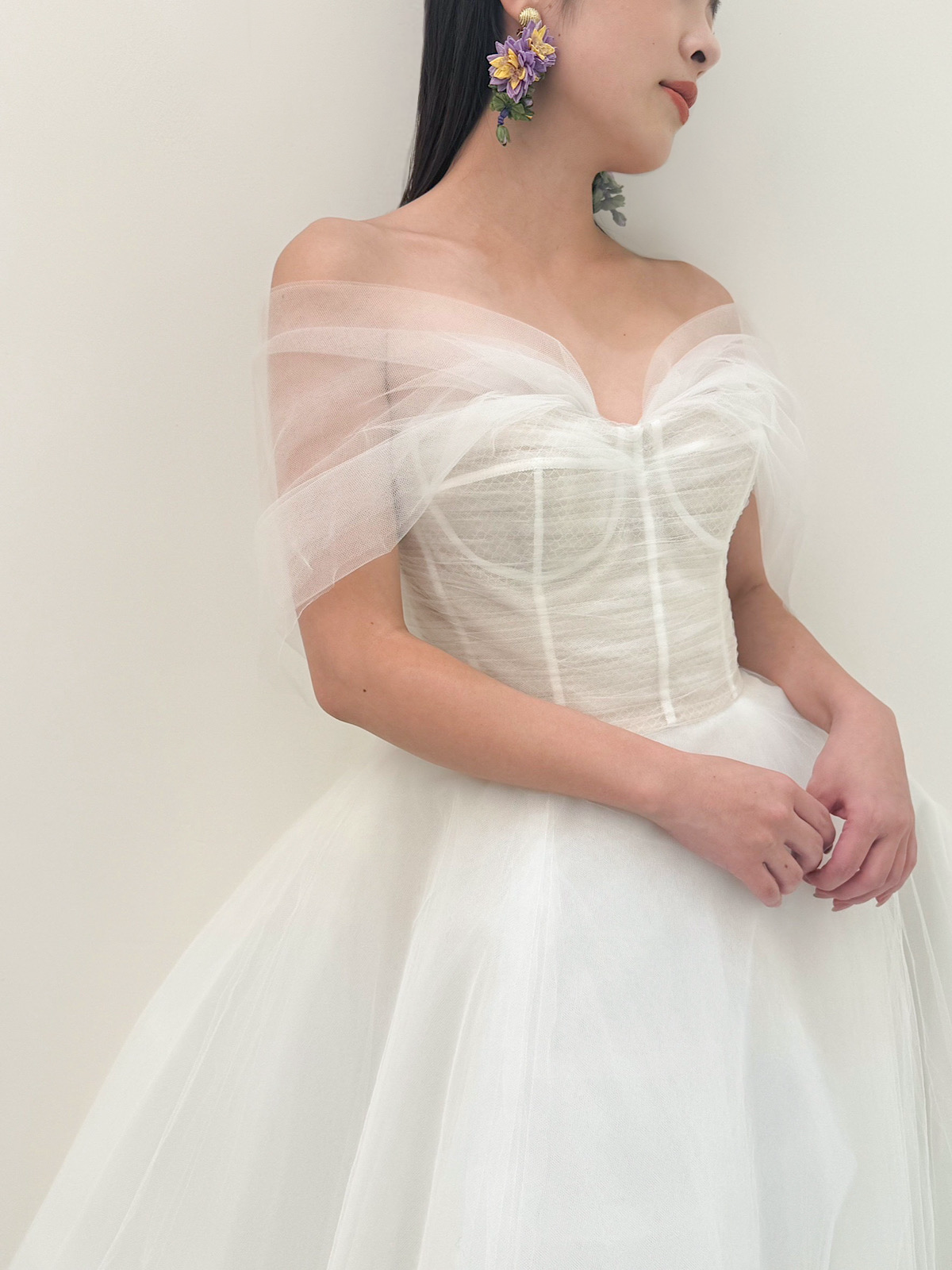 トリートドレッシング神戸店にて取り扱うオスカーデラレンタのプリンセスラインとオフショルダーがおしゃれなウェディングドレスのご紹介