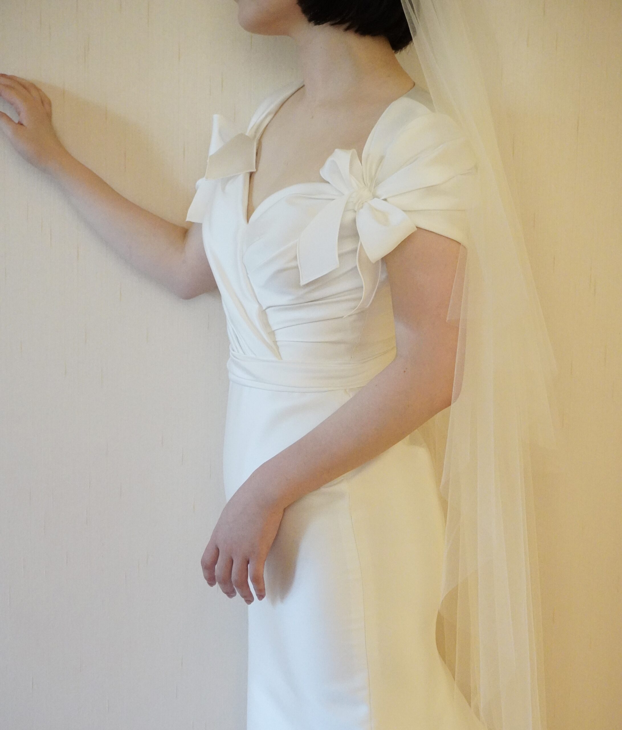 身体のラインを綺麗に見せる光沢感が美しいサテンマーメイドラインのウェディングドレスのご紹介