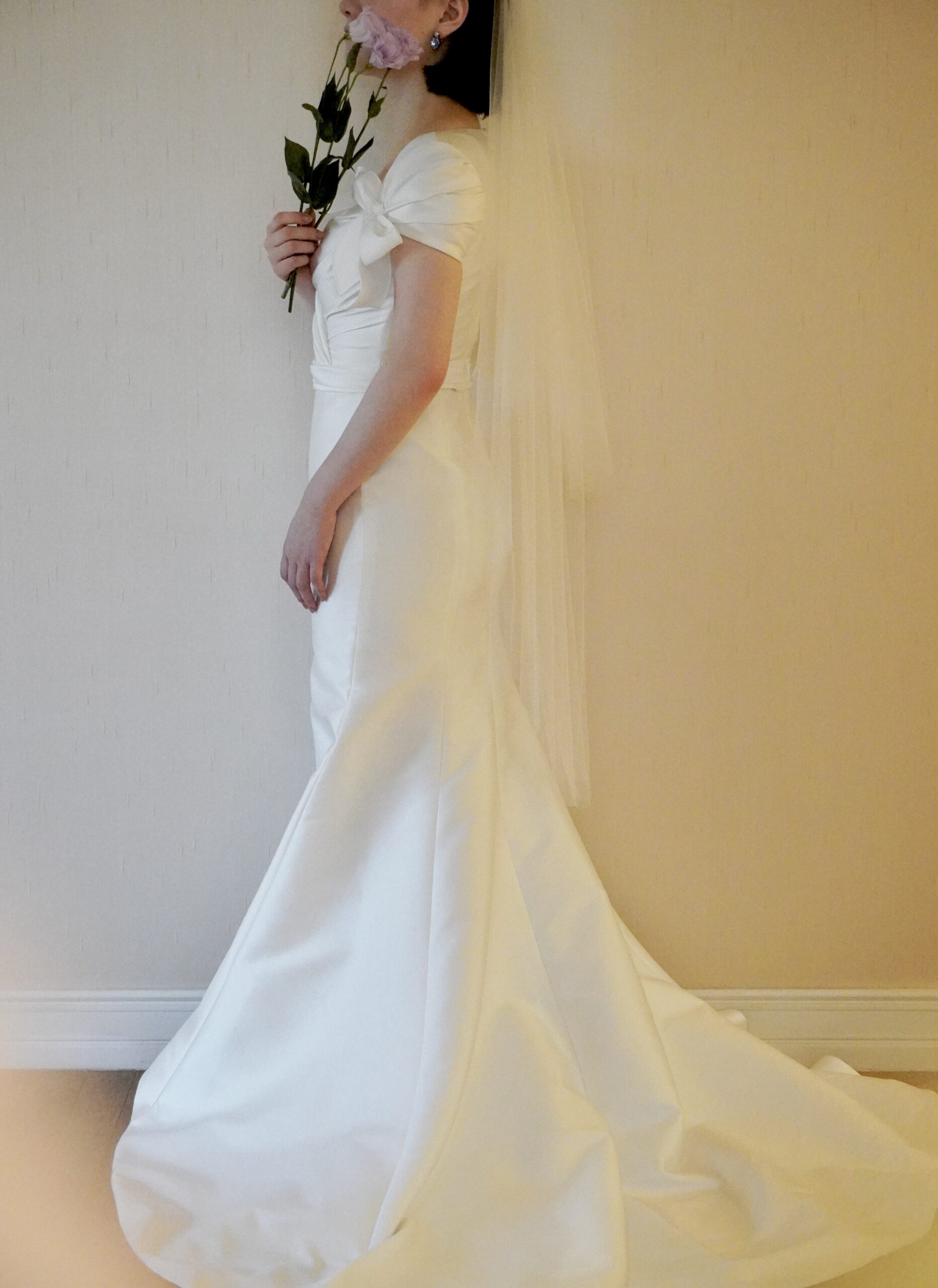 リーム アクラより届いた裾にかけて広がり身体のラインを活かせる曲線美が美しいサテンマーメイドラインのウェディングドレス