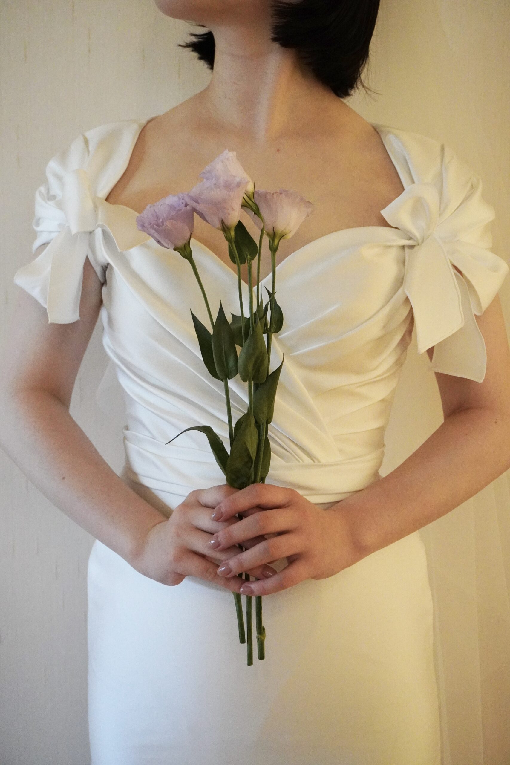 女性らしさを演出するさりげなくリボンのついた肩付サテンマーメイドラインのウェディングドレス