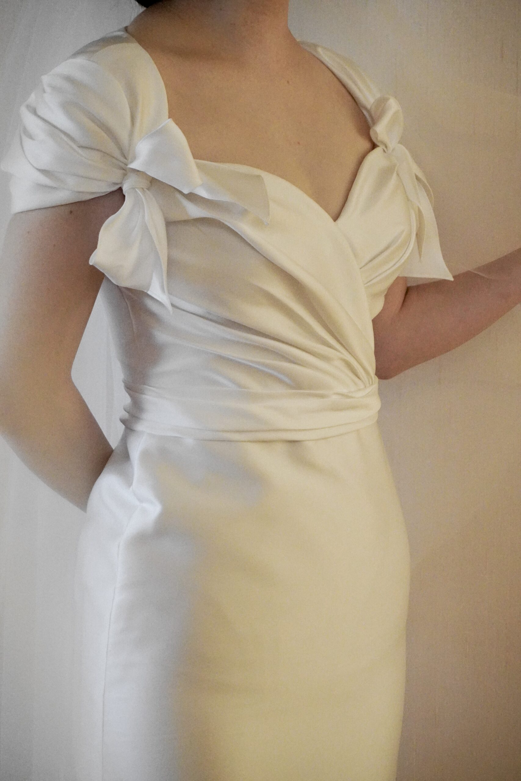 シンプルでありながら個性的な印象にもなるサテンマーメイドラインの新作ウェディングドレスのご紹介