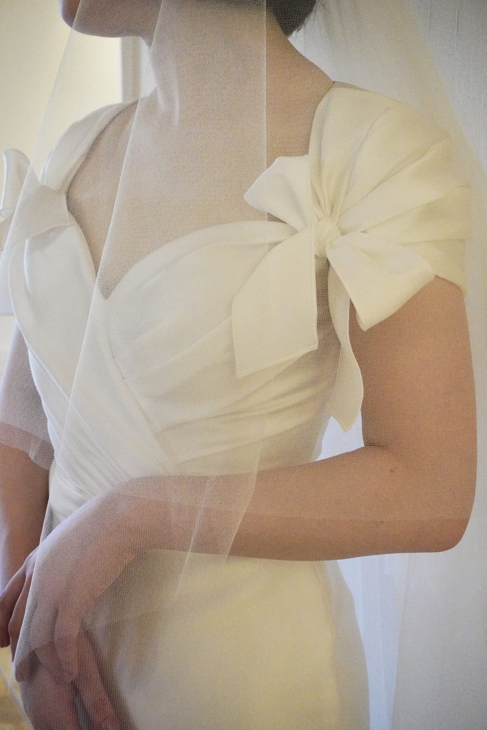 胸元はゆるやかなハートカップで女性らしさを強調しスタイルよく見せることができる新作のウェディングドレス