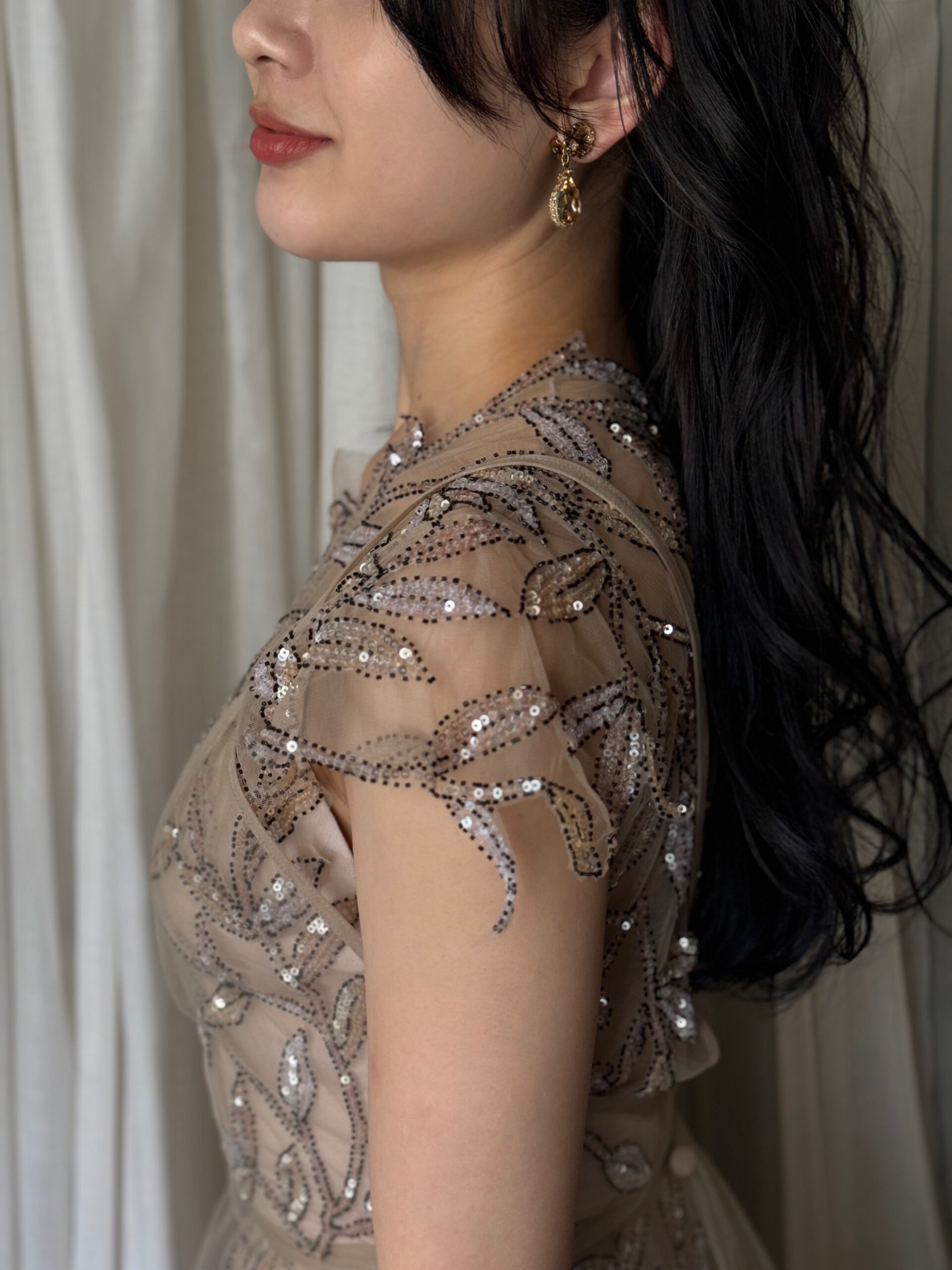 リラックス感のあるダウンスタイルとゴールドのイヤリングを用いた気品溢れるコーディネートは大阪のおしゃれ花嫁におすすめです