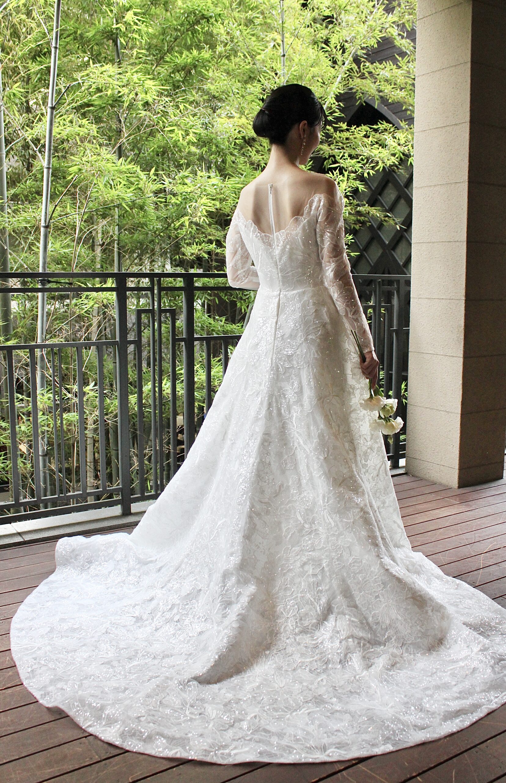 リームアクラのAラインウェディングドレスは裾元のレースが煌びやかで写真にも映える一着です