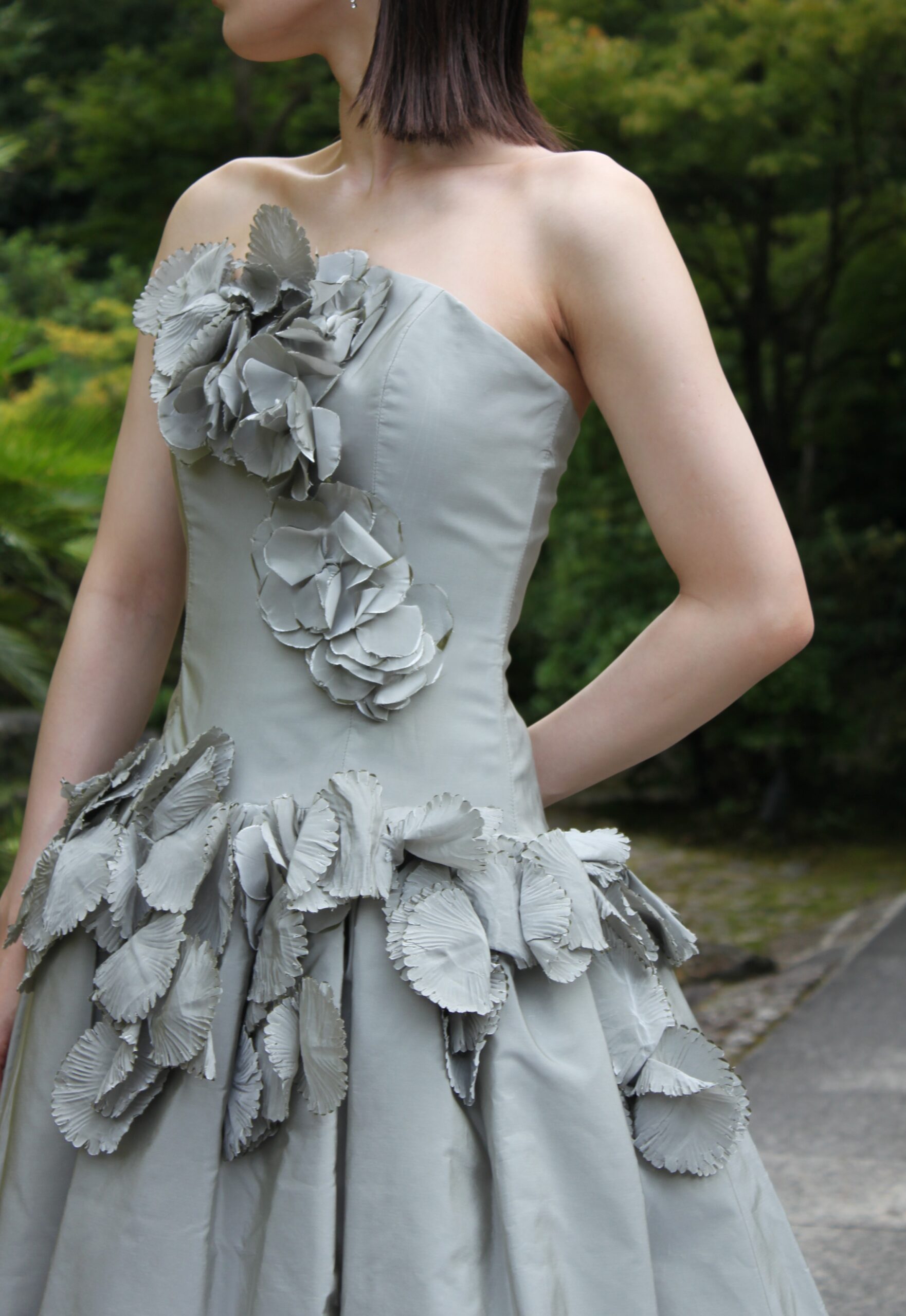 トリートがお取り扱いするモダンなAラインでライトグレーのカラードレスはお色直しで おしゃれな着こなしが叶います