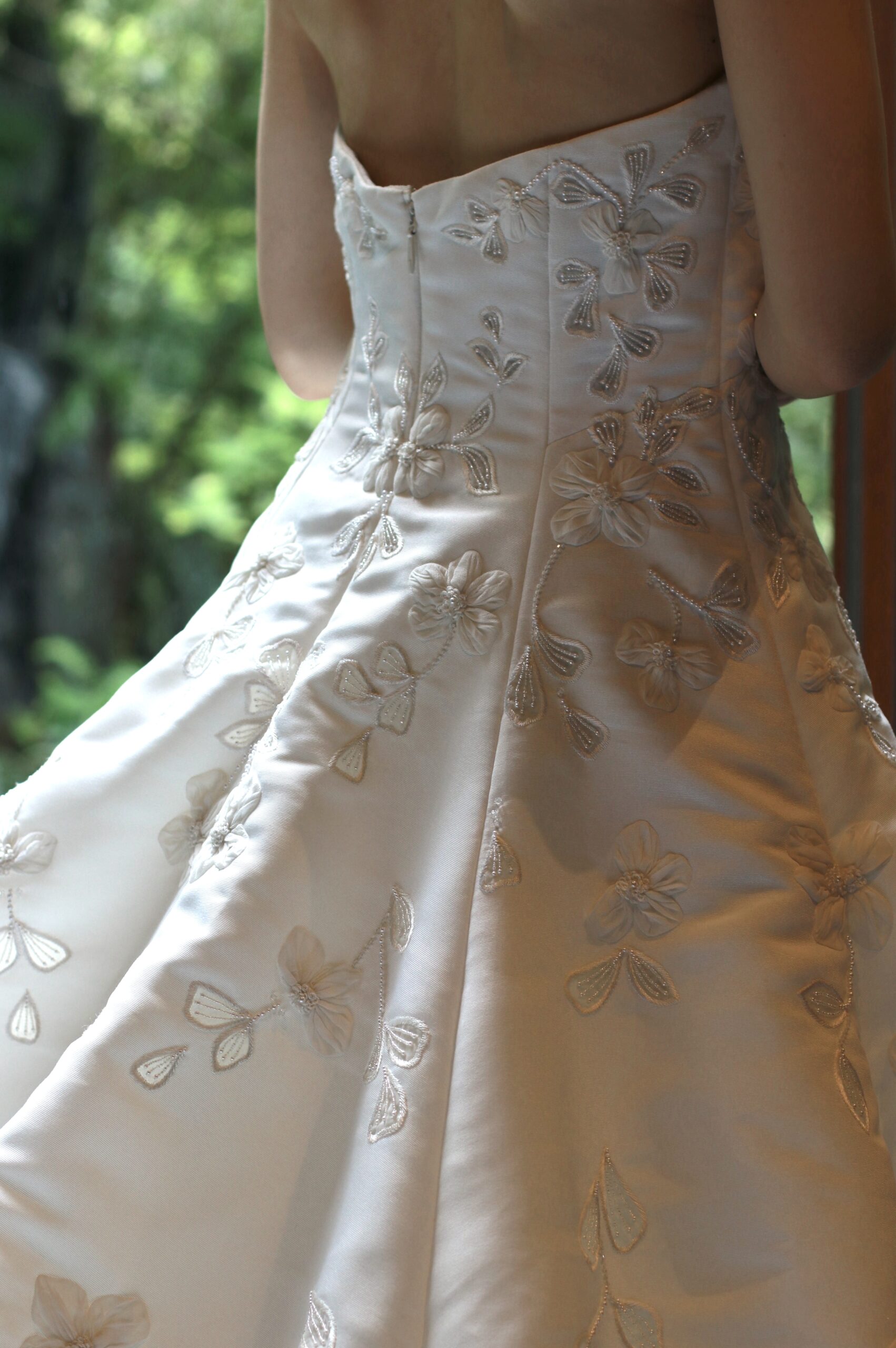 繊細なフラワーとリーフのビーディングは自然光が入る京都の会場では透明感が際立ちます