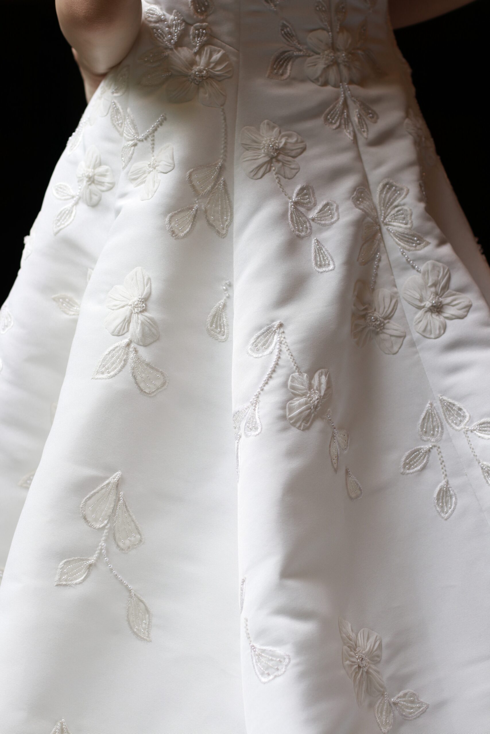 フラワーやリーフモチーフのビーディングのウェディングドレスは上品でナチュラルな着こなしになります