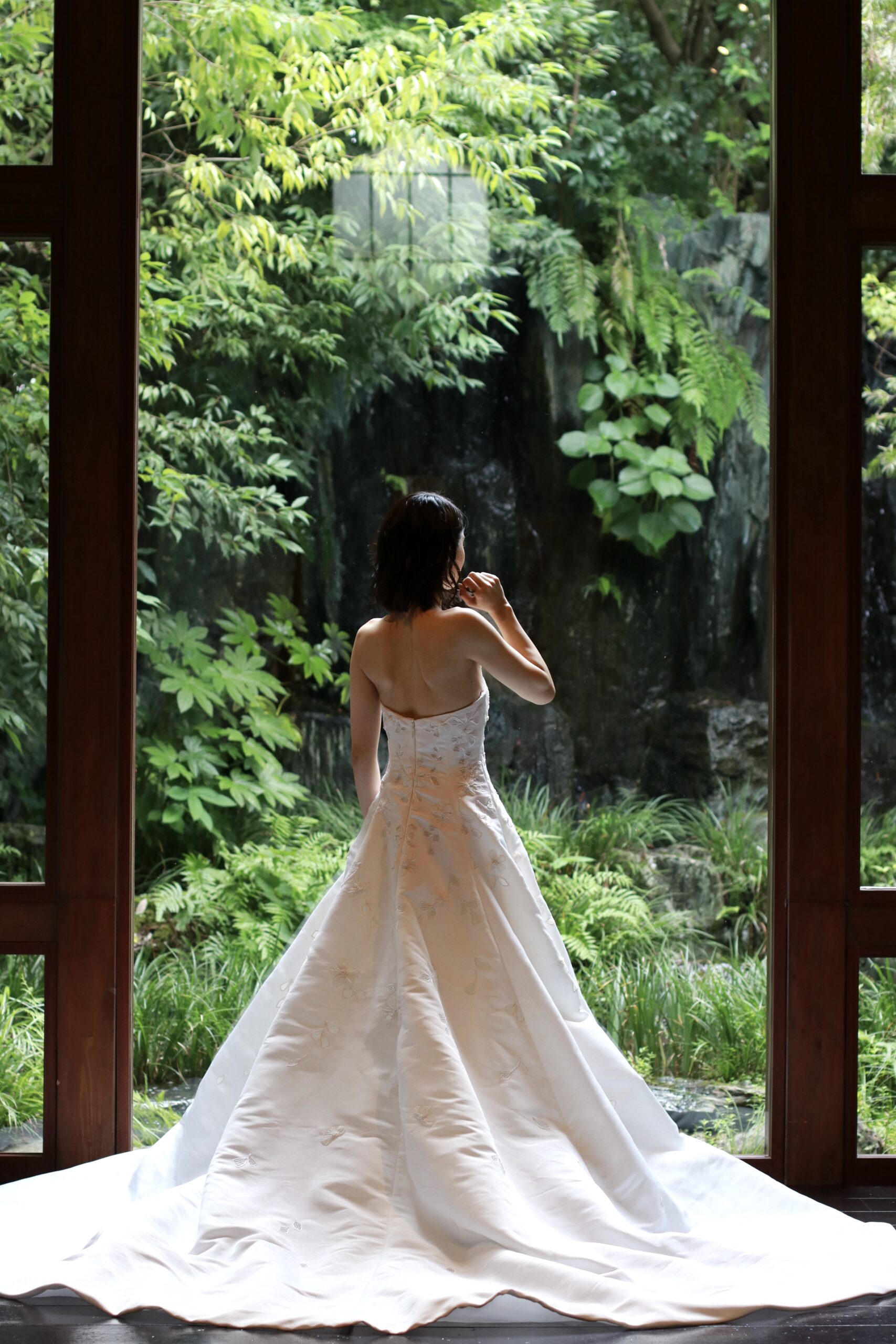 緑豊かな京都の会場に映えるAラインのシルエットが美しいエナウラのウェディングドレス