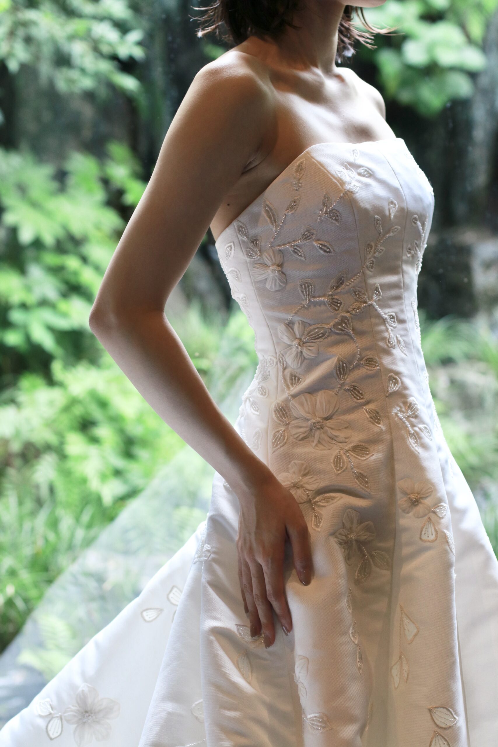 洗練されたシルエットとインド刺繍のビーディングが美しいトリートがお取り扱いするエナウラのAラインのウェディングドレス