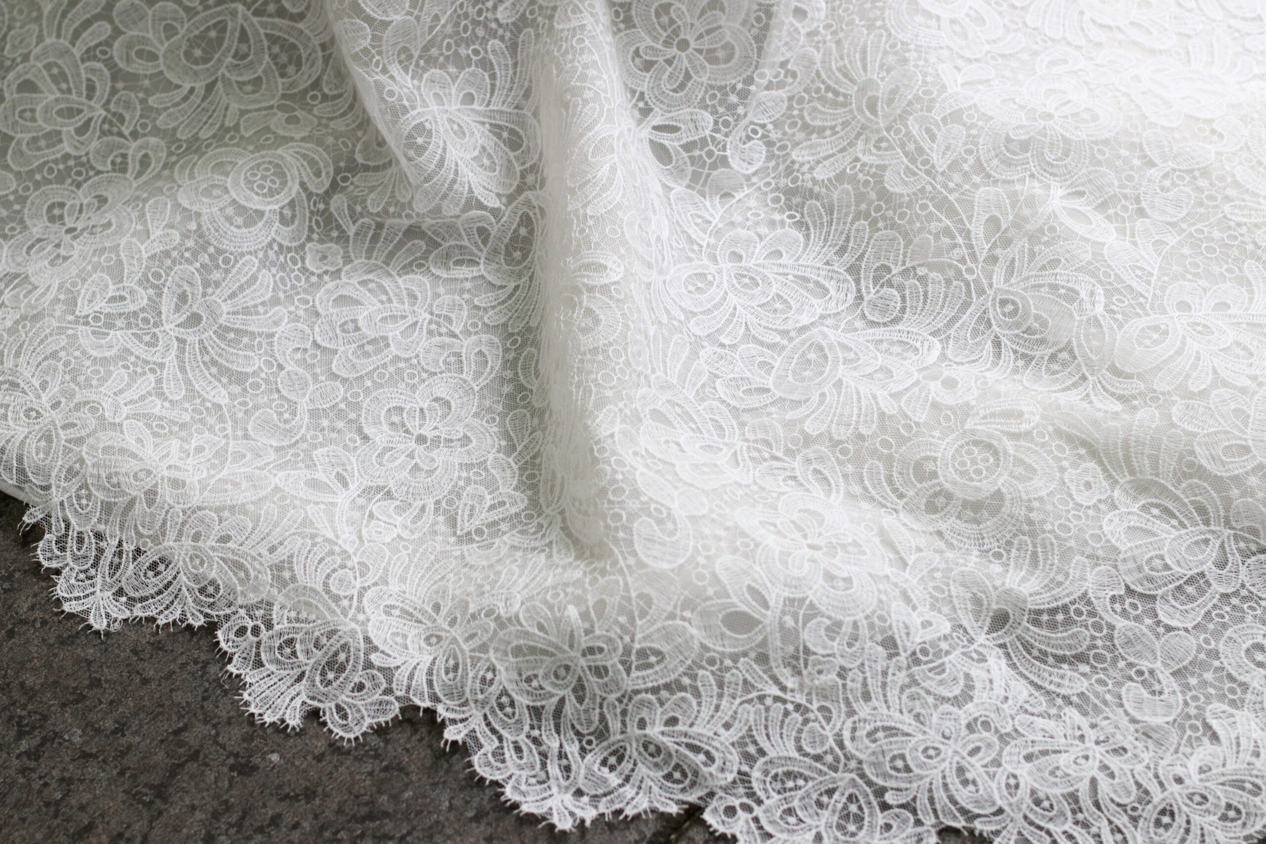 エリーサーブブライダルの熟練のクチュリエの手によって施されたマクラメレース