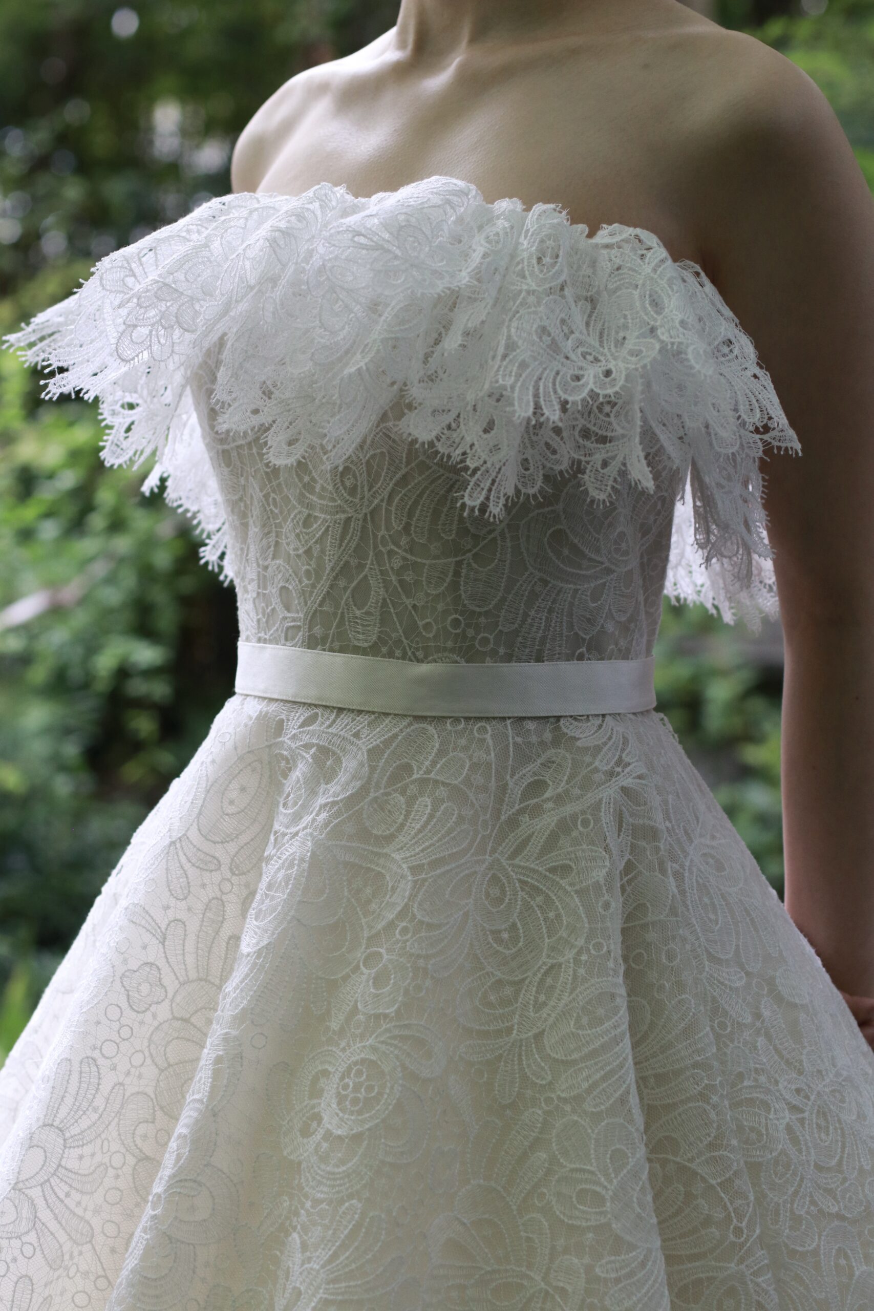 女性の美しい曲線美を引き立てるエリーサーブブライダルのウェディングドレス