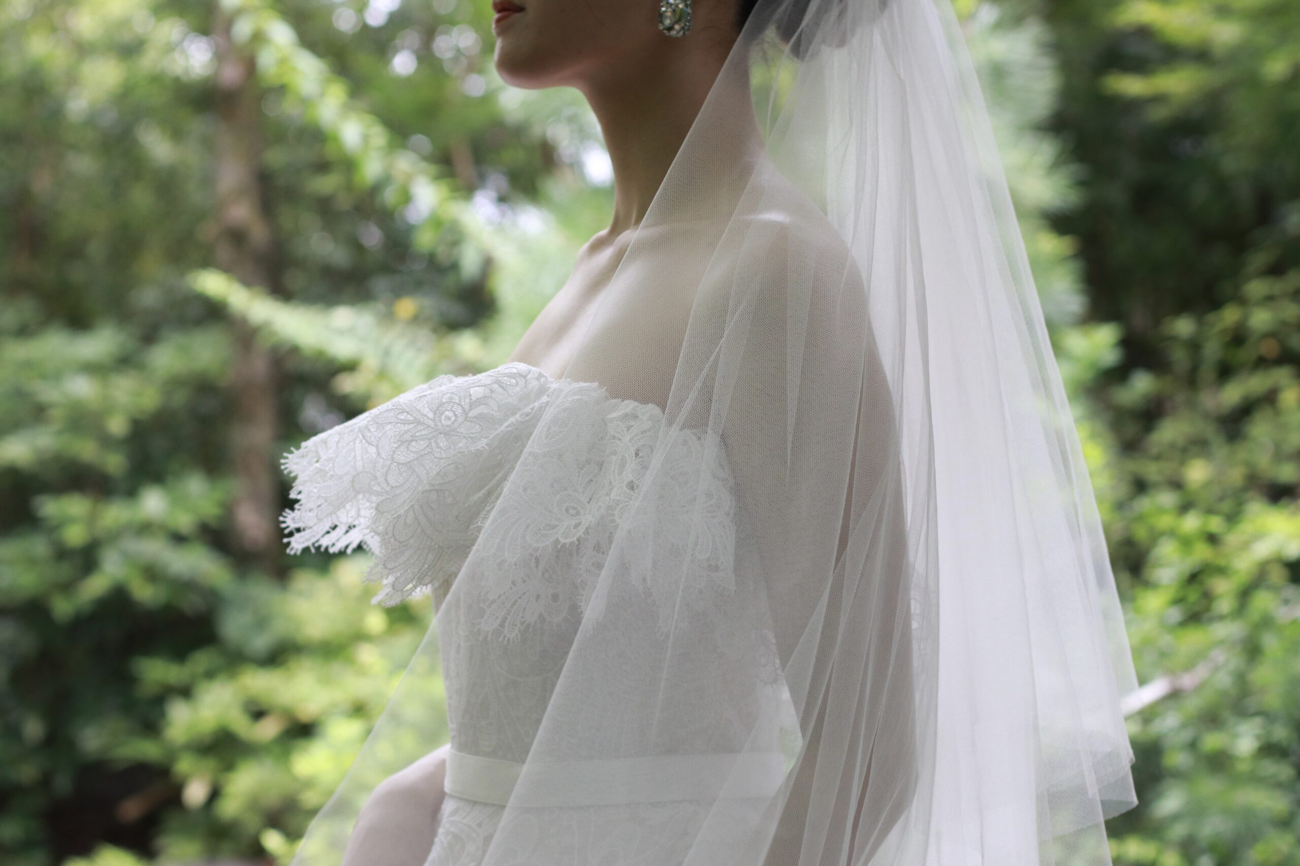 ベールを身に纏うことで上質なマクラメレースに溶け込み透明感を放ちます