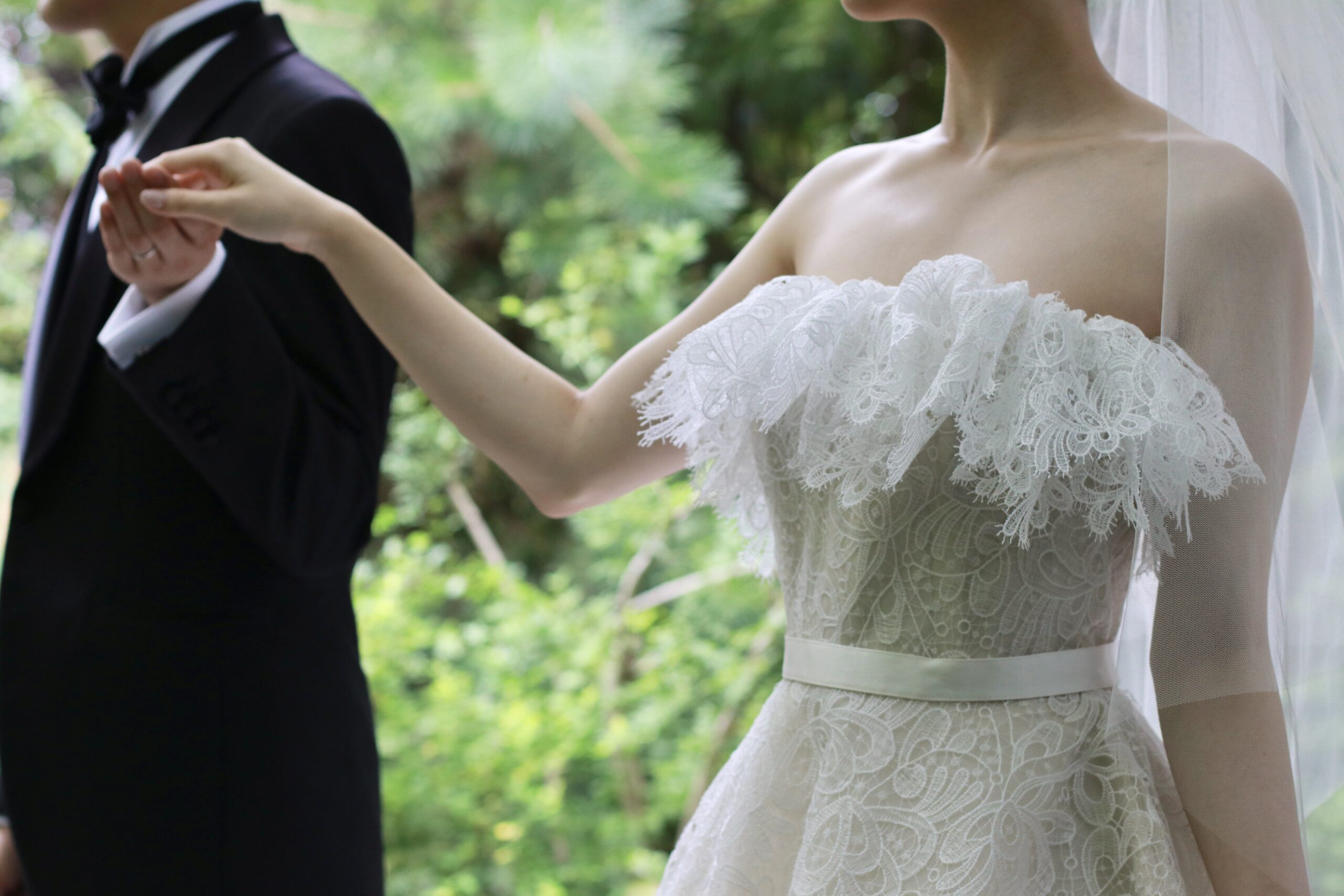 胸元のデザインは軽やかさを演出し人々の目を惹くことでしょう