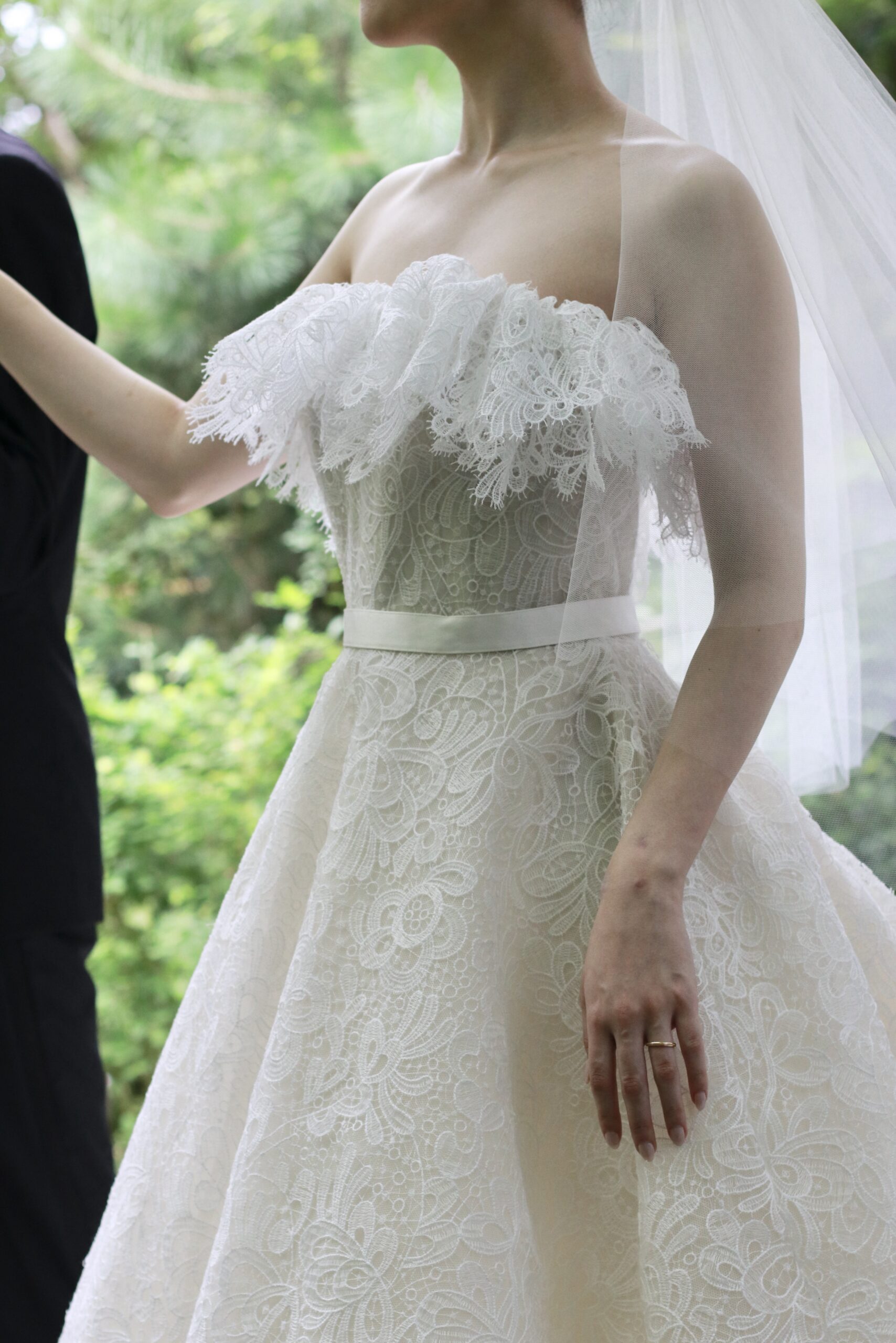 マクラメレースが目を惹く洗練されたデザインのエリーサーブブライダルのウェディングドレス