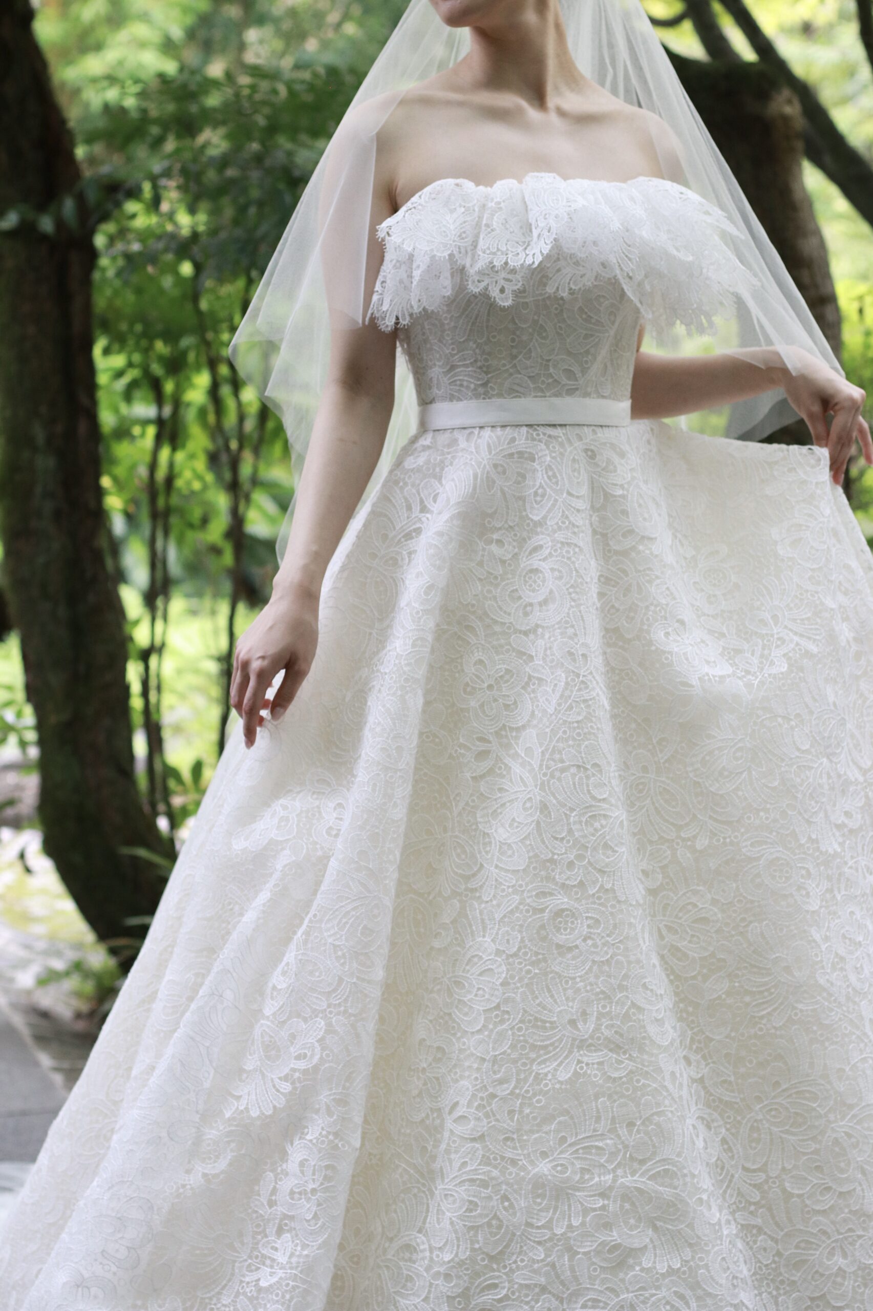 トリートドレッシングがお取り扱いしているマクラメレースが目を惹くエリーサーブブライダルのウェディングドレス