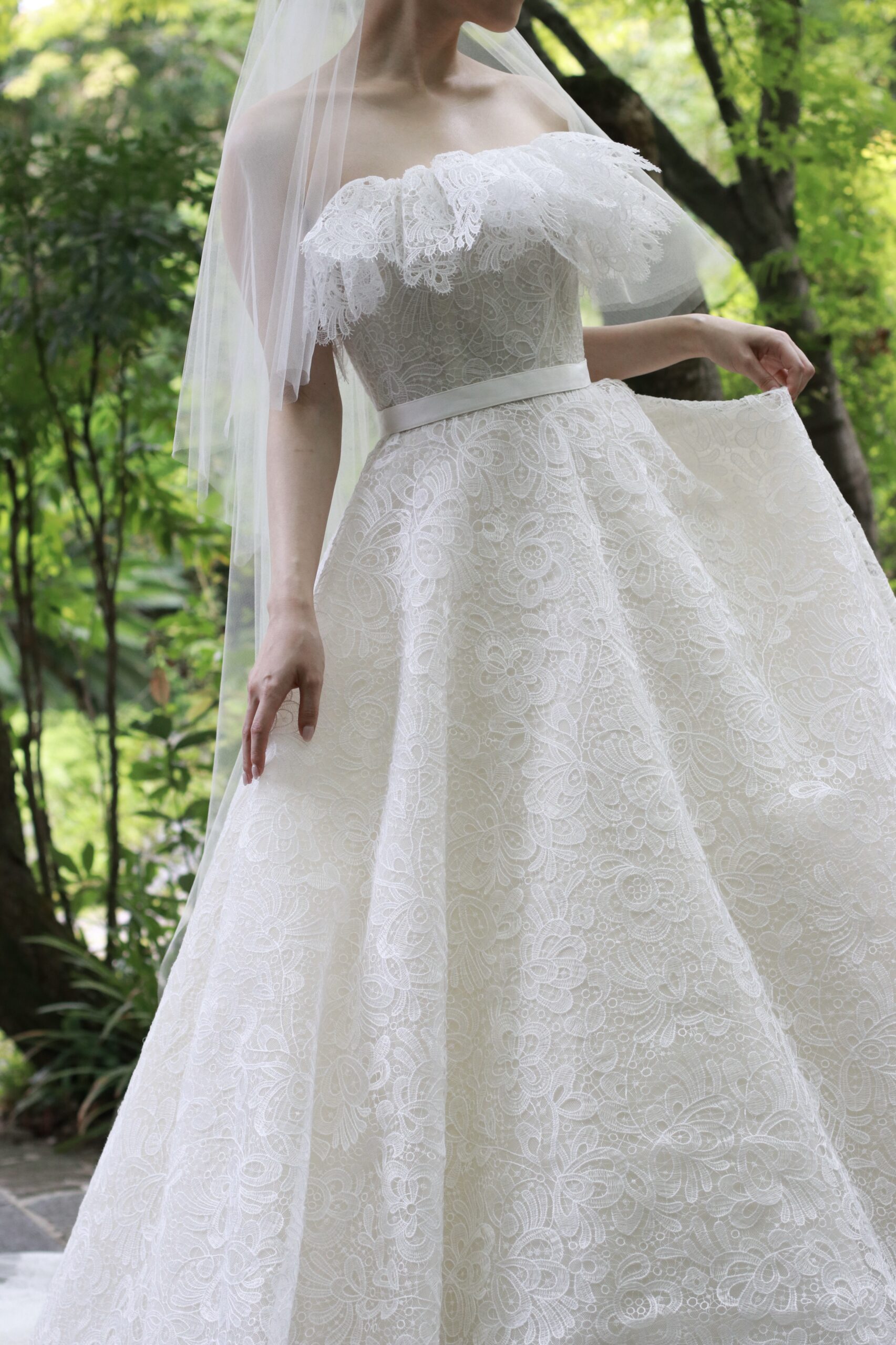 優美な動きとドラマティックな印象を与えるエリーサーブブライダルのプリンセスラインのウェディングドレス