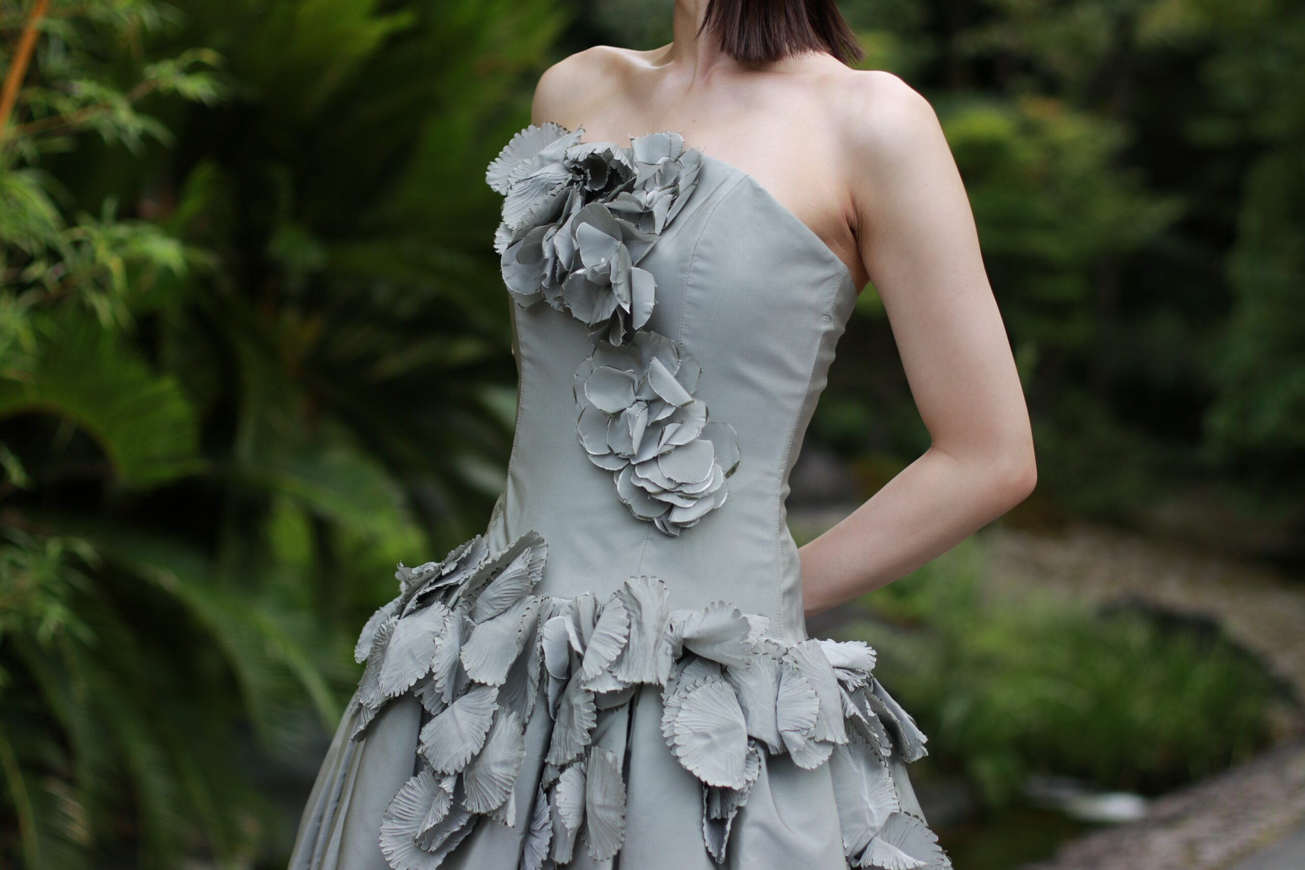 胸元の立体的なフラワーモチーフがインパクトを感じるカラードレス