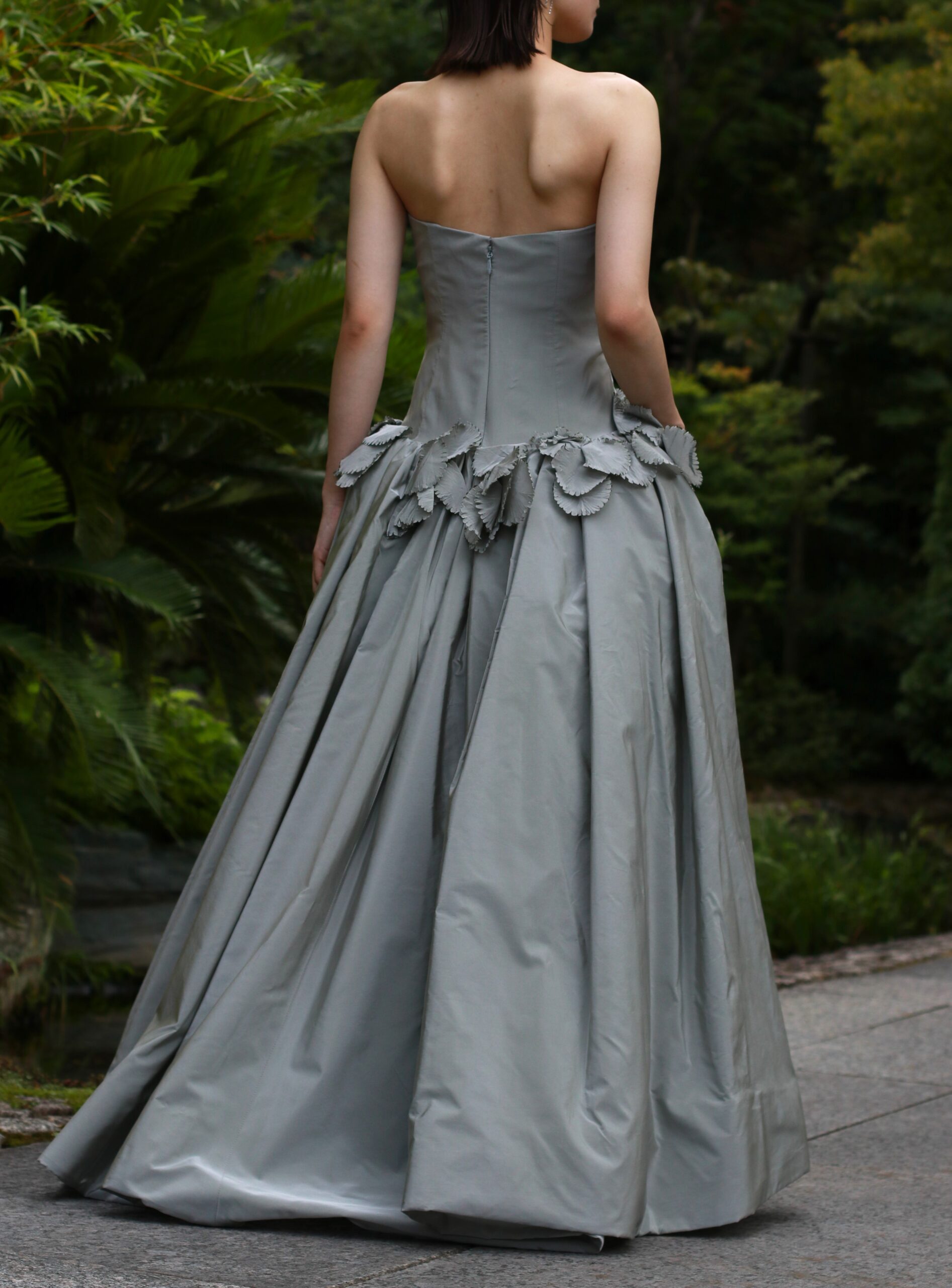 バックスタイルの曲線美が美しいヨーランクリスのAラインのカラードレス