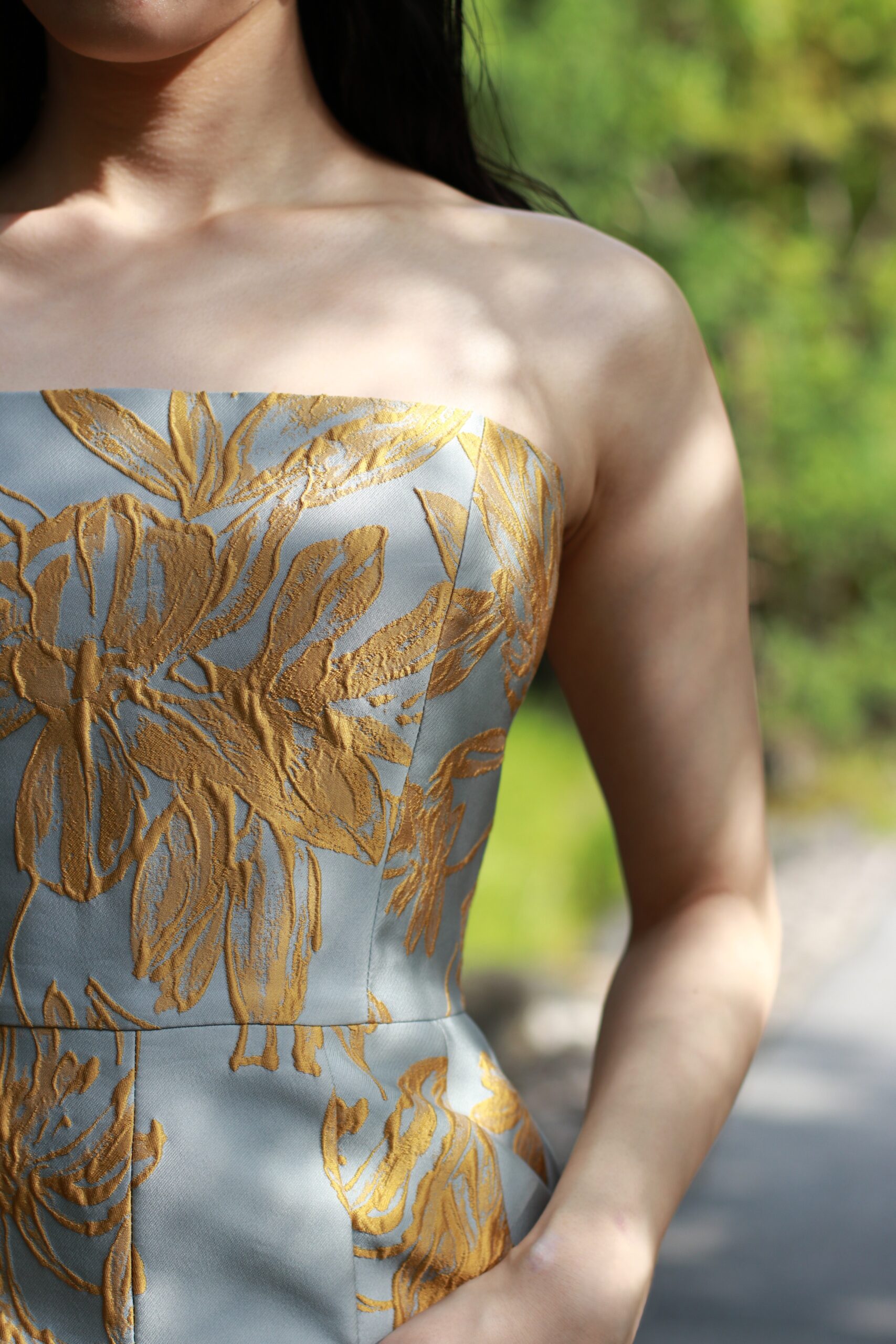 モダンでおしゃれなジャガード素材のカラードレス