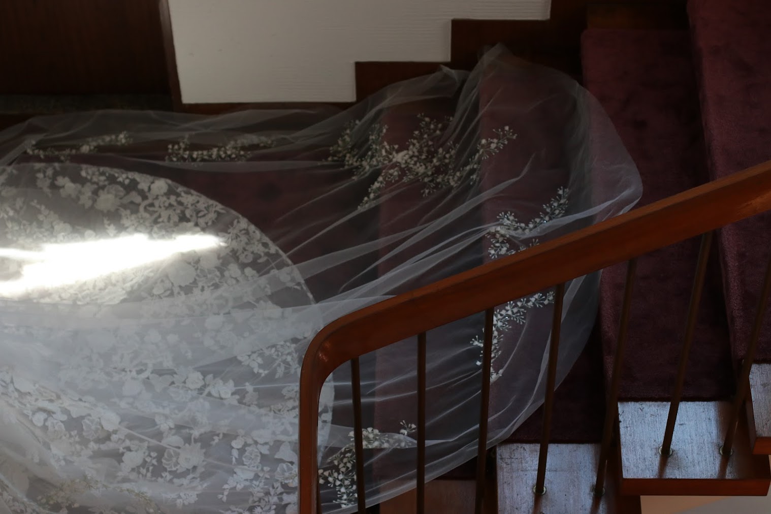 クラシカルな旧迎賓の雰囲気に調和するモニークルイリエのトレーンとベール