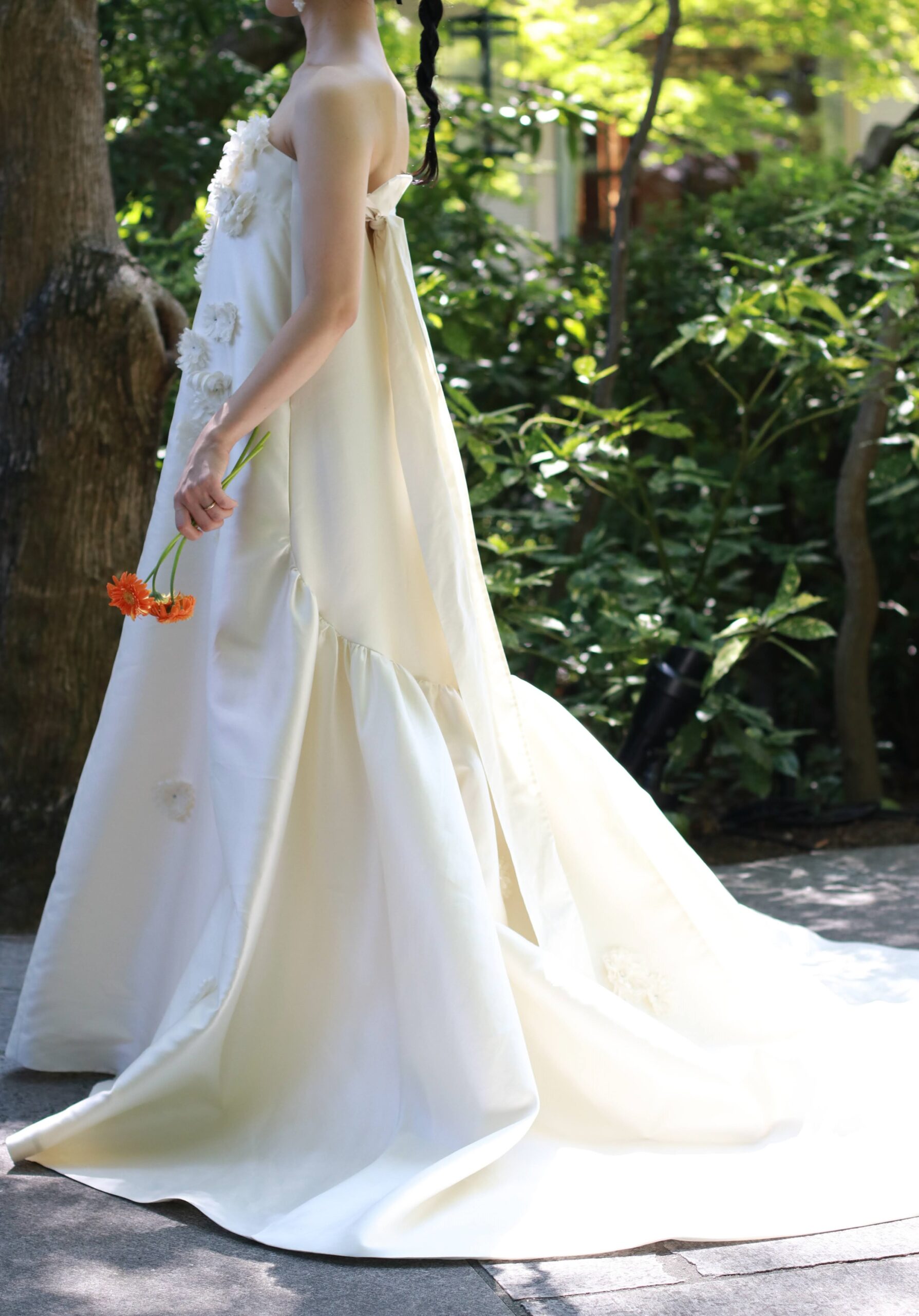 ザガーデンオリエンタル大阪におすすめのバックコンシャスでお洒落なインポートのウェディングドレスをザトリートドレッシング大阪店よりご紹介いたします