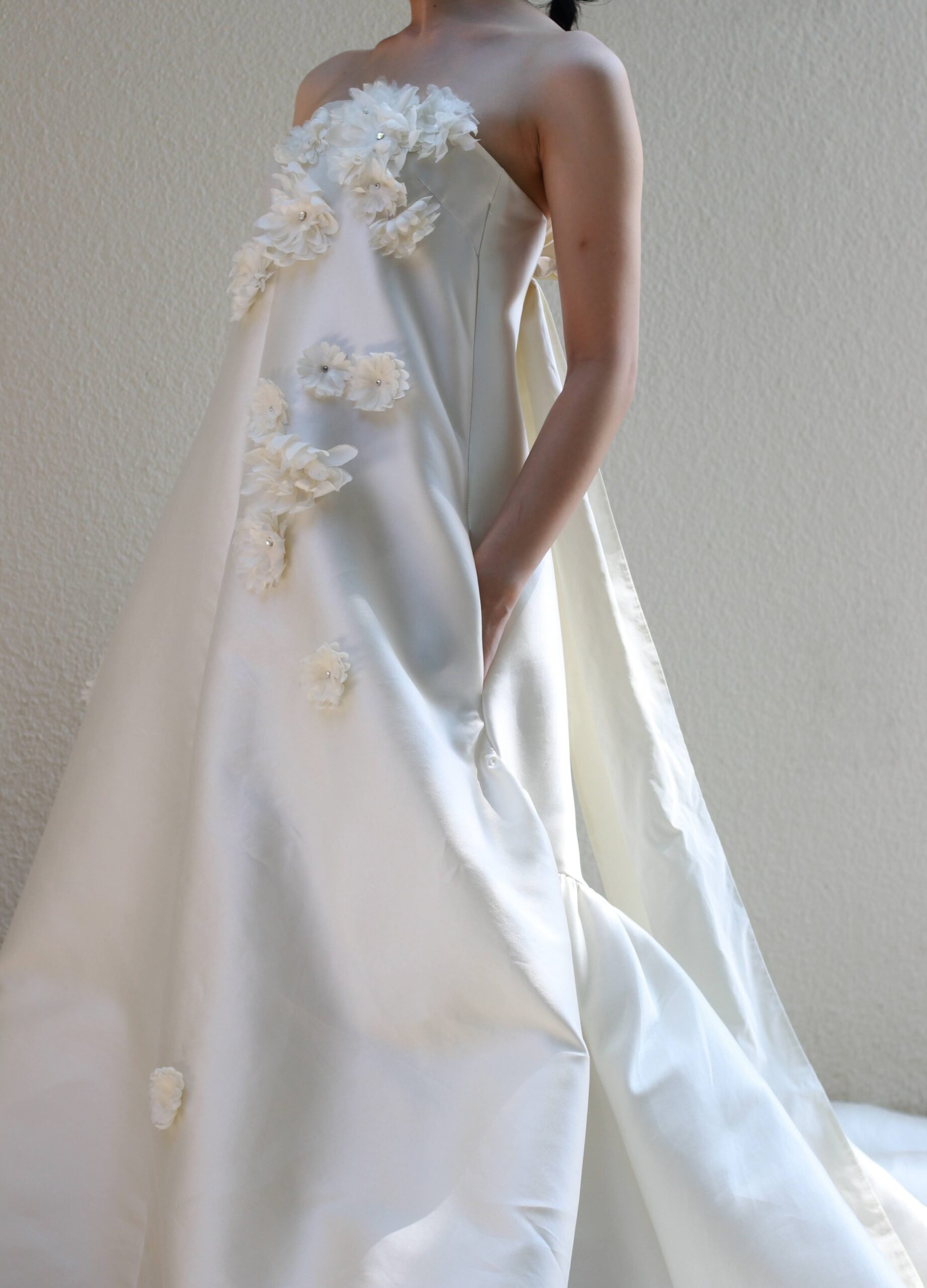 ザトリートドレッシング大阪店よりご紹介するザガーデンオリエンタル大阪での結婚式におすすめしたい艶感と光沢感のある生地が綺麗なAラインのウェディングドレス