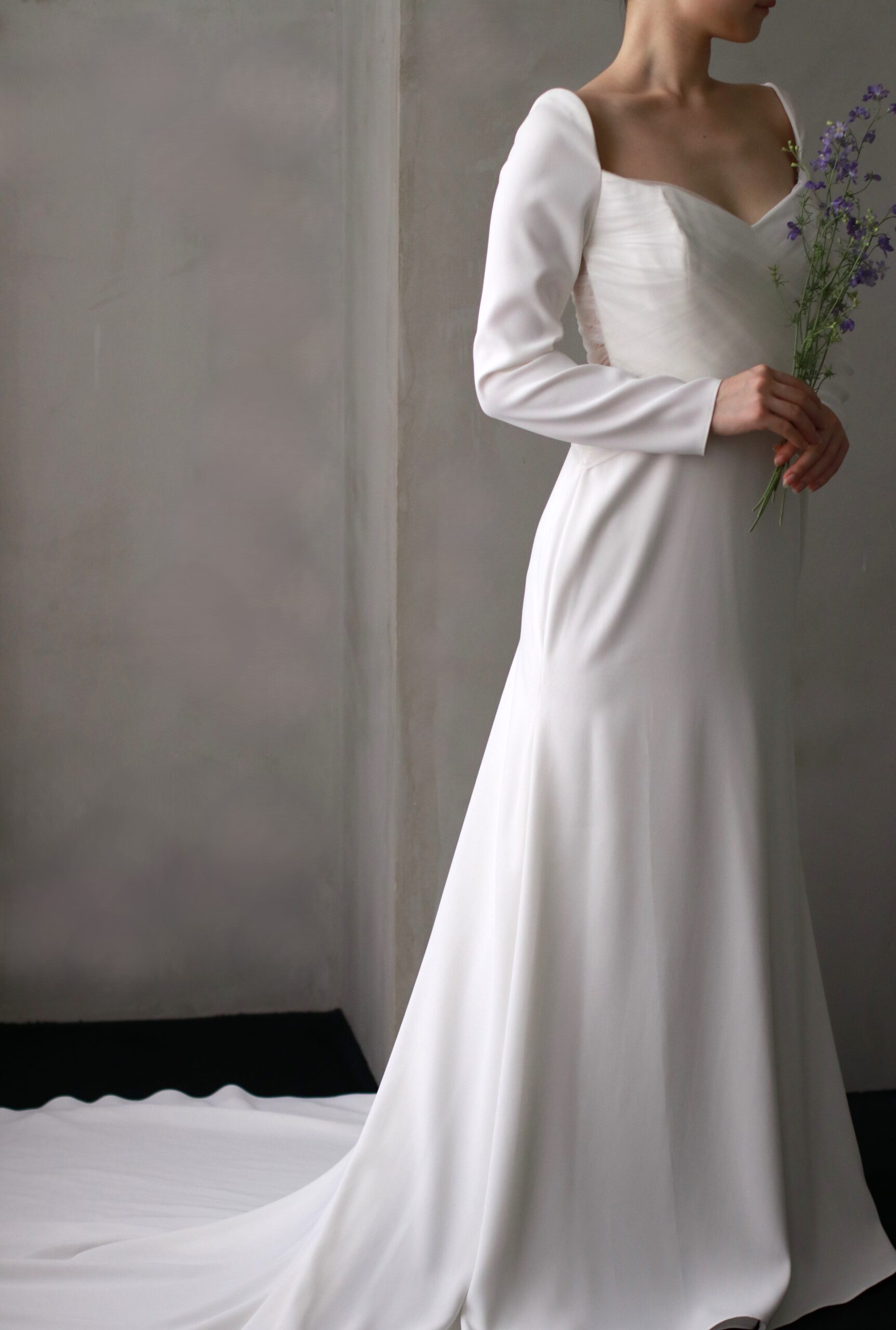 ザトリートドレッシングに入荷した新作スレンダーラインのレラローズのウェディングドレスはラグジュアリーで上品な印象を演出しながらもお洒落でリラックス感ある雰囲気も大切にしたい花嫁におすすめです