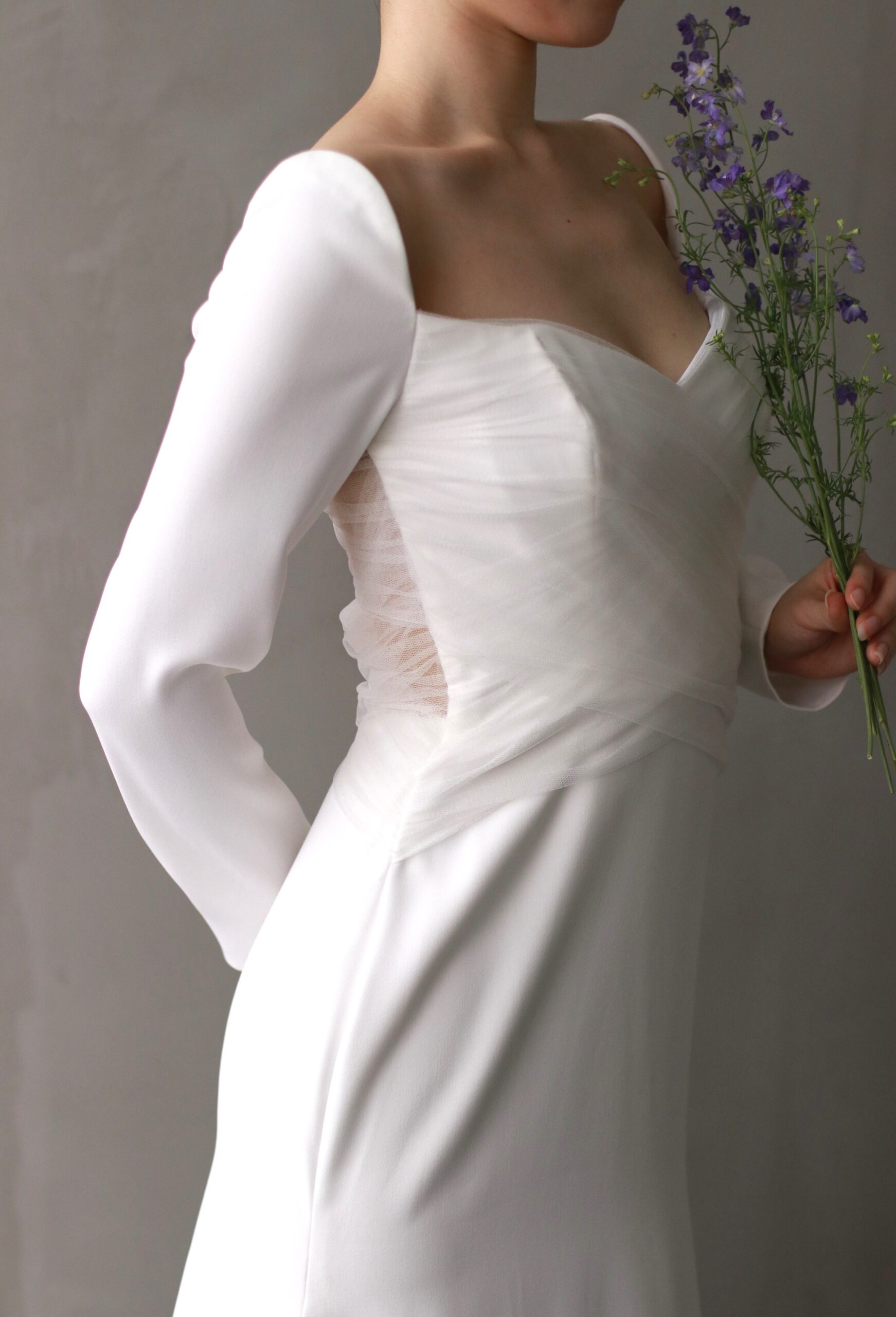 ザトリートドレッシングに入荷したレラローズのマーメイドラインの新作ウェディングドレスはチュールをクロスに重ね合わせた胸元や透明感溢れるチュールがクロスに重なり合ったデザインでレラローズらしい一着