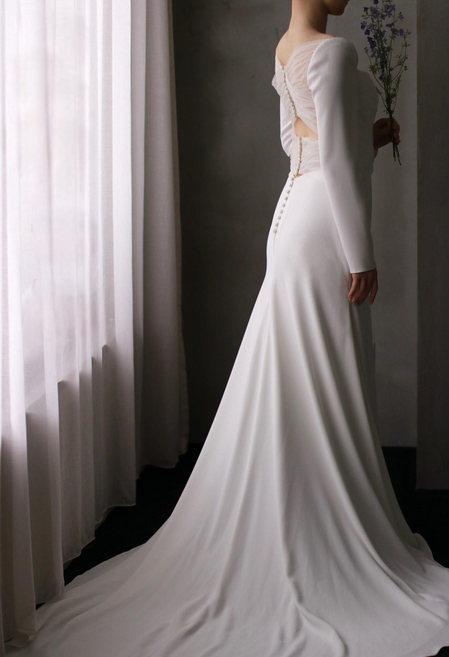 ザトリートドレッシングに入荷したレラローズのスレンダーラインの新作ウェディングドレスはデザイン性があり上品でありながらもお洒落な雰囲気でお過ごしになられたい花嫁におすすめのデザイン