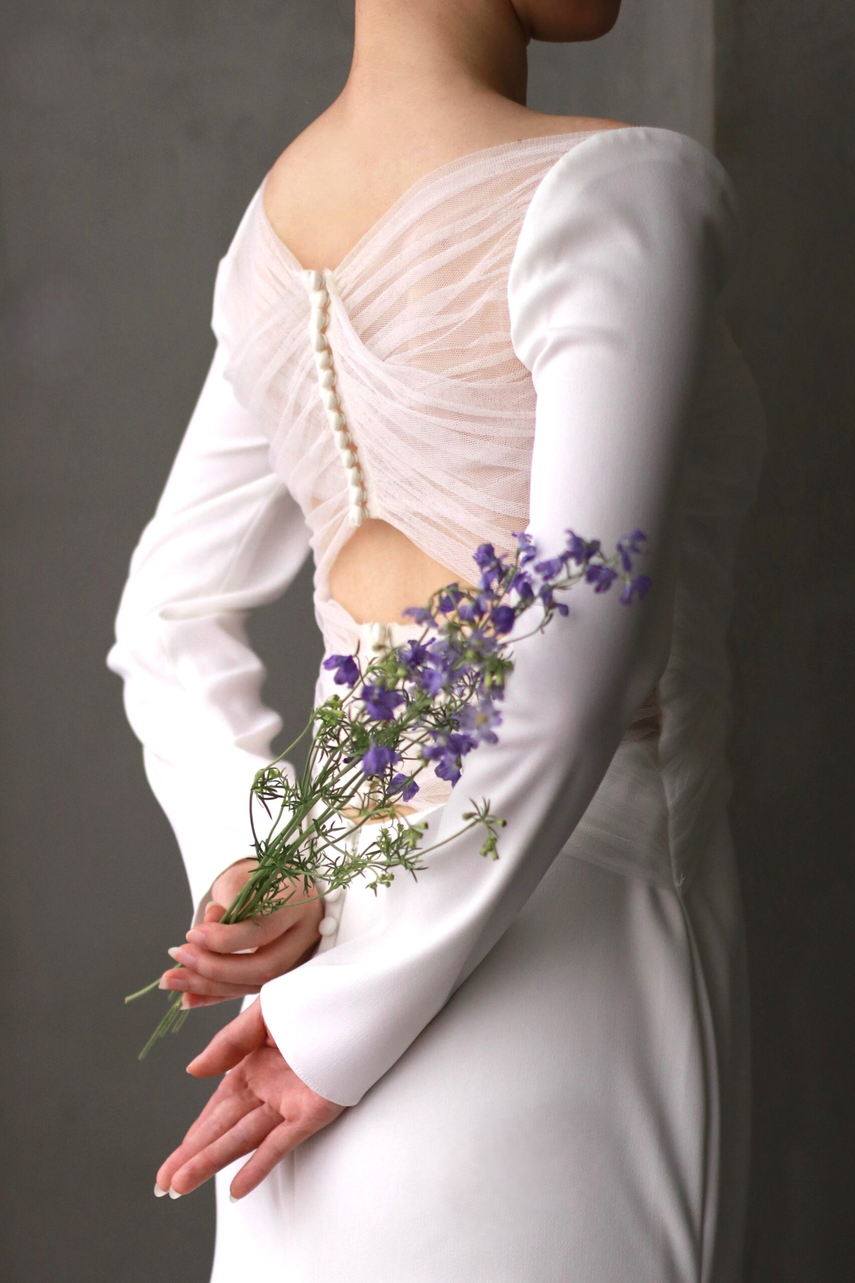 ザトリートドレッシングに入荷したレラローズのスレンダーラインの新作ウェディングドレスはデザイン性があり上品でありながらもお洒落な雰囲気でお過ごしになられたい花嫁におすすめのデザイン