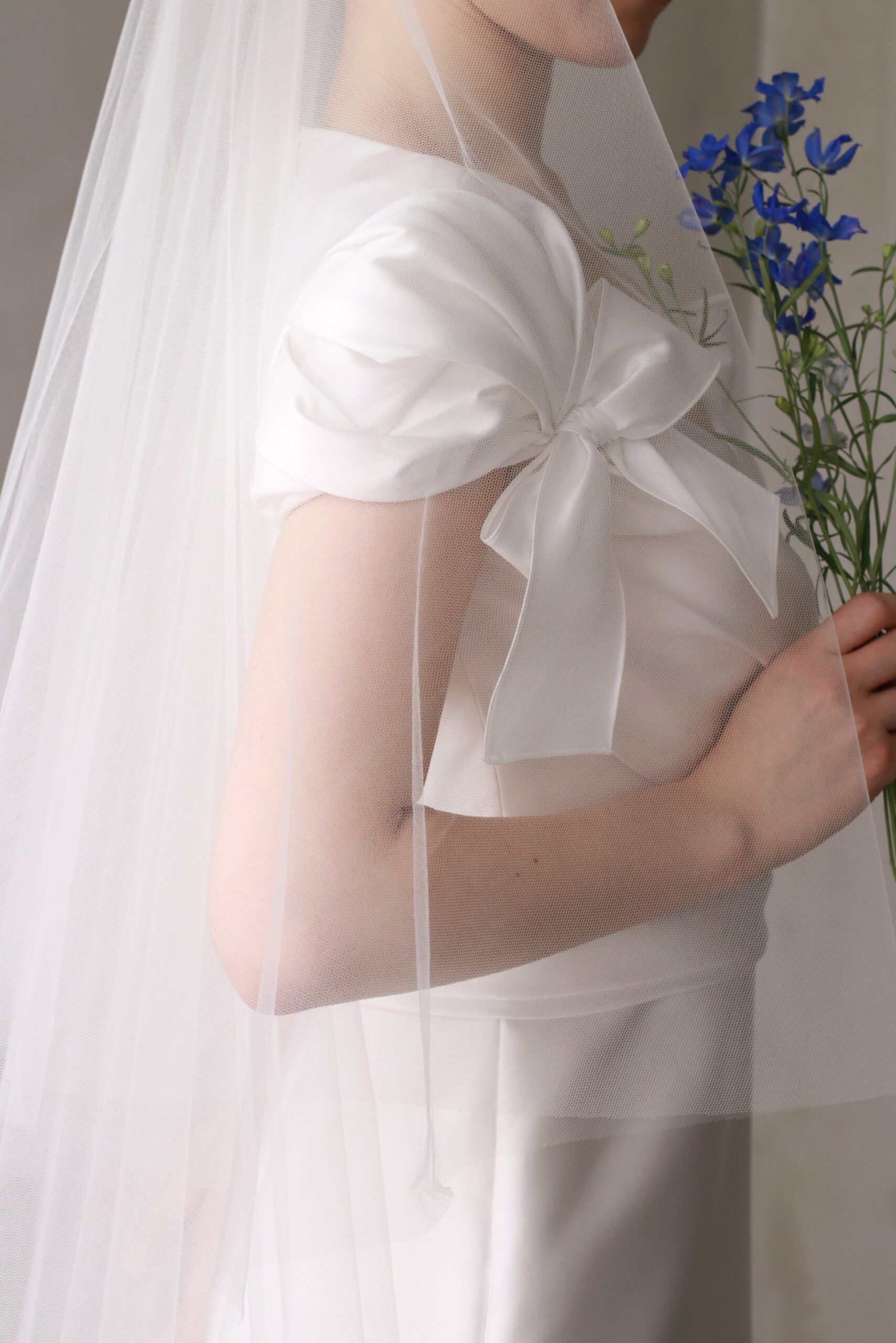 ザトリートドレッシングでも人気のインポートブランドのリームアクラよりリボンモチーフのスリーブがキャッチーな新作のマーメイドラインのウェディングドレスをご紹介いたします