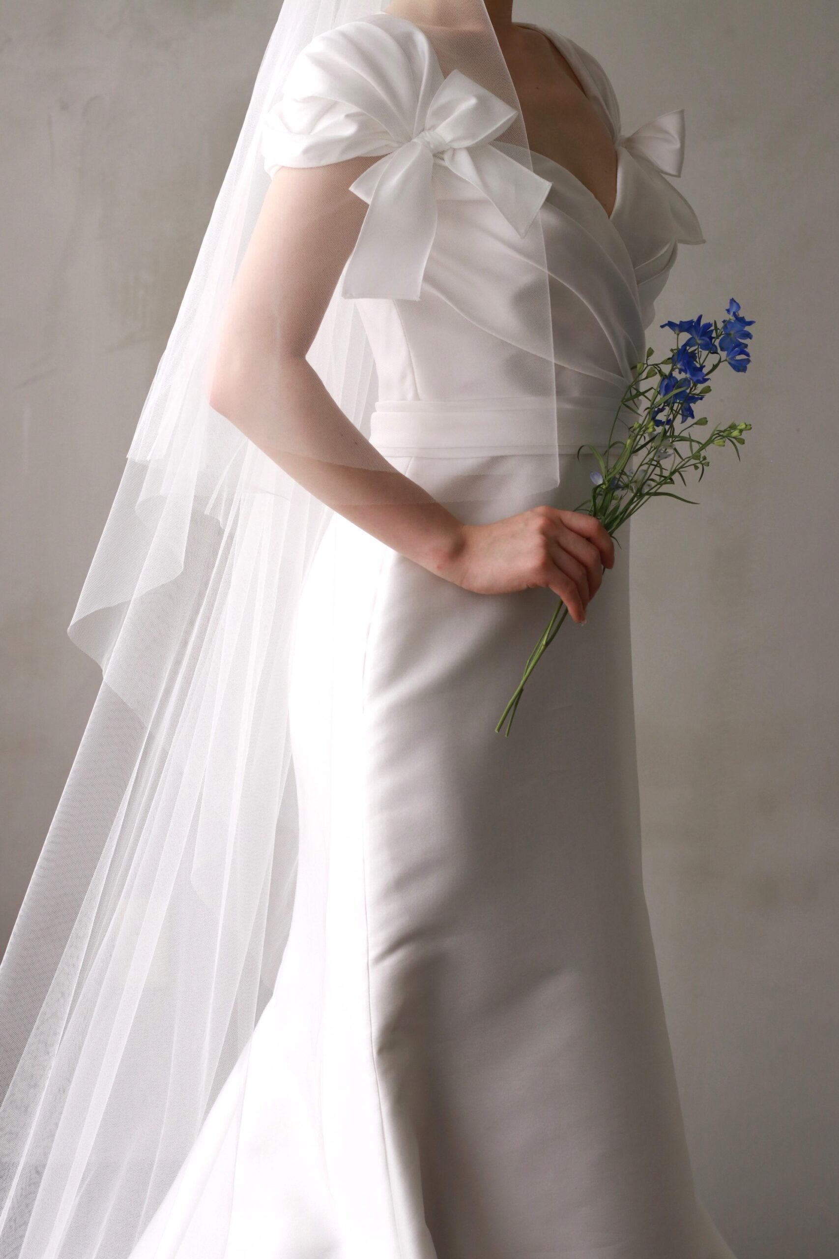 ザトリートドレッシングよりご紹介するマーメイドラインの新作ウェディングドレスは女性の上半身がよりすっきりと美しく見えるようにギャザーが寄せられたデザイン性のある華やかなトップスとすっきりとした広がりのスカートで対照的なデザインがさらに花嫁の心を掴むことでしょう