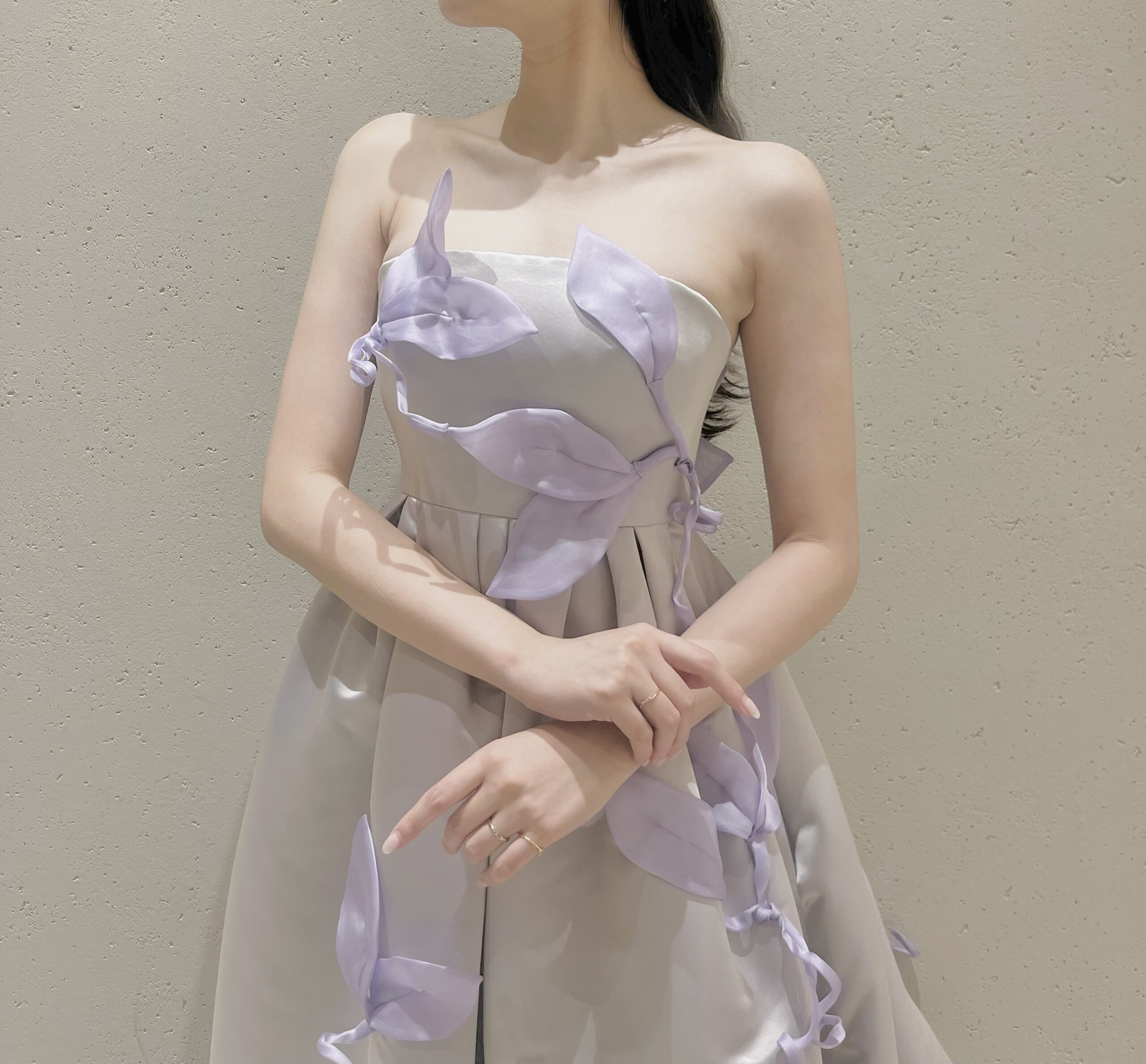 THE2NDSKINCOのライラックのファッショナブルでモダンなカラードレスはザマークグランドホテルのモダンさとマッチしおしゃれなブライズスタイルを叶えてくれます