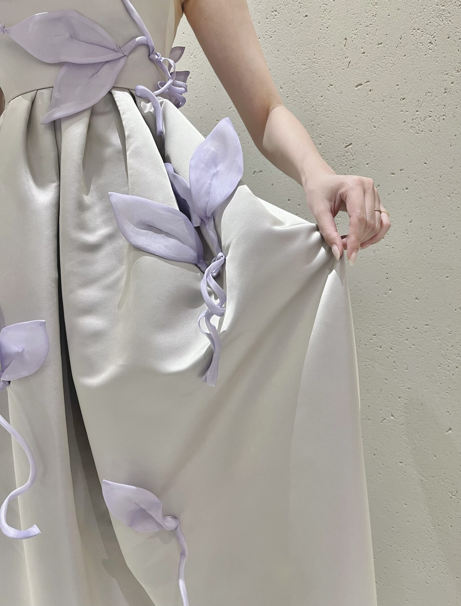 トレンドでもある3Dモチーフは透け感のあるオーガンジーの素材でできておりサテンのドレスと相性抜群です